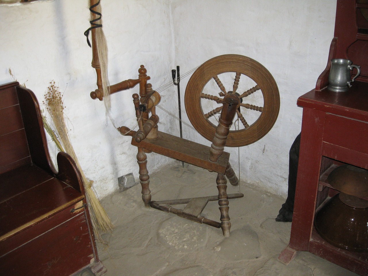 spinning wheel antique wood free photo