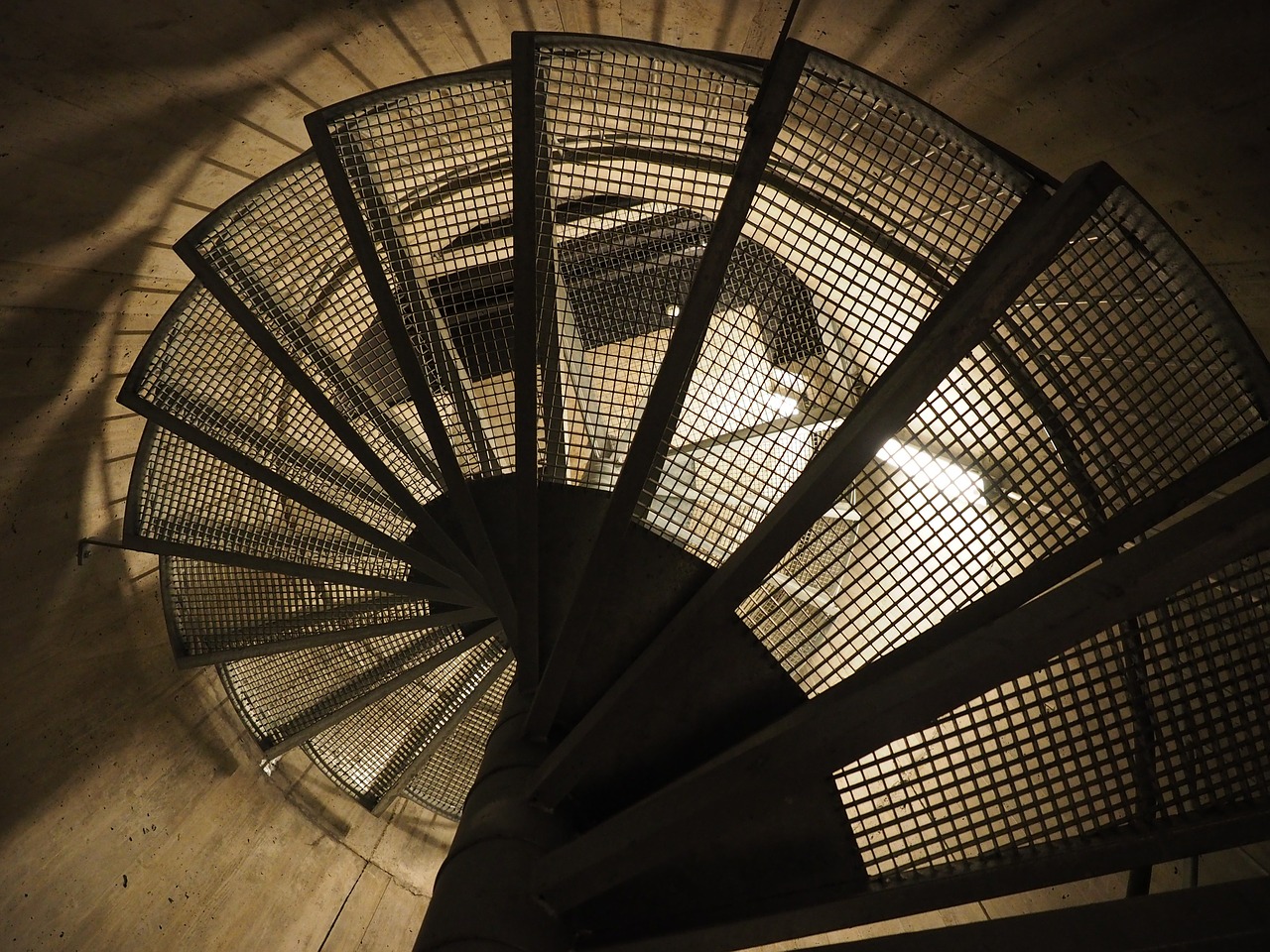 spiral staircase descent gradually free photo