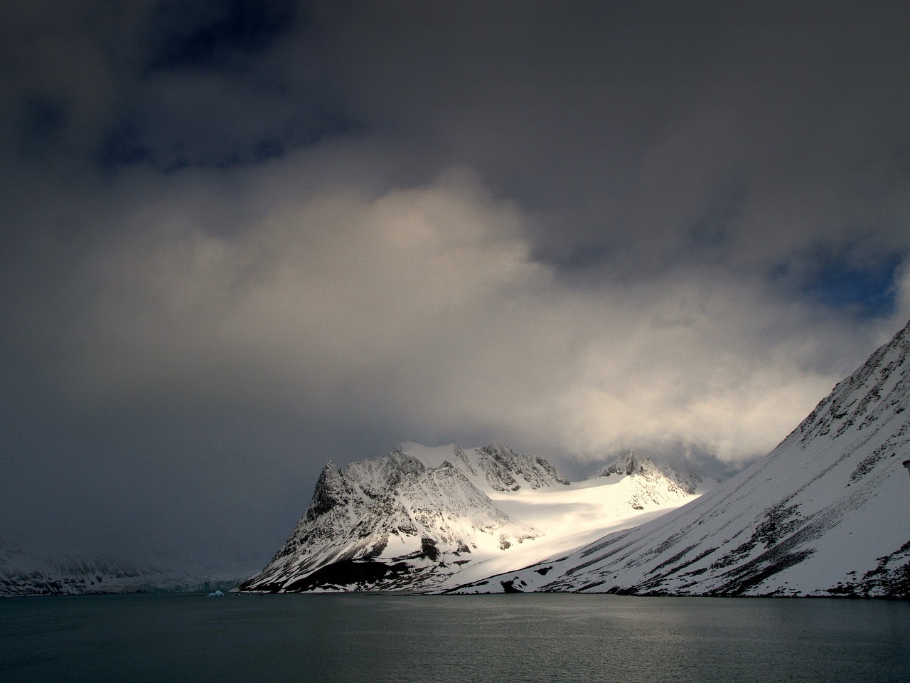 spitsbergen magdalene bay cruise free photo