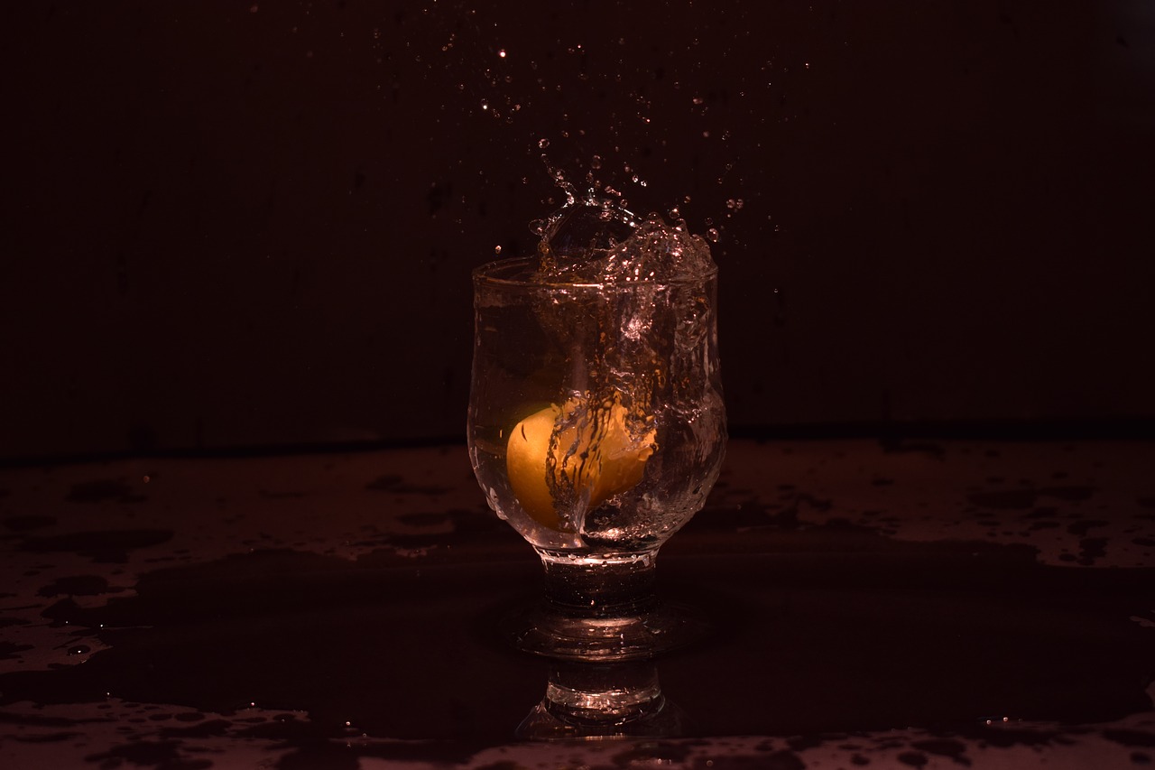 splash glass lemon free photo