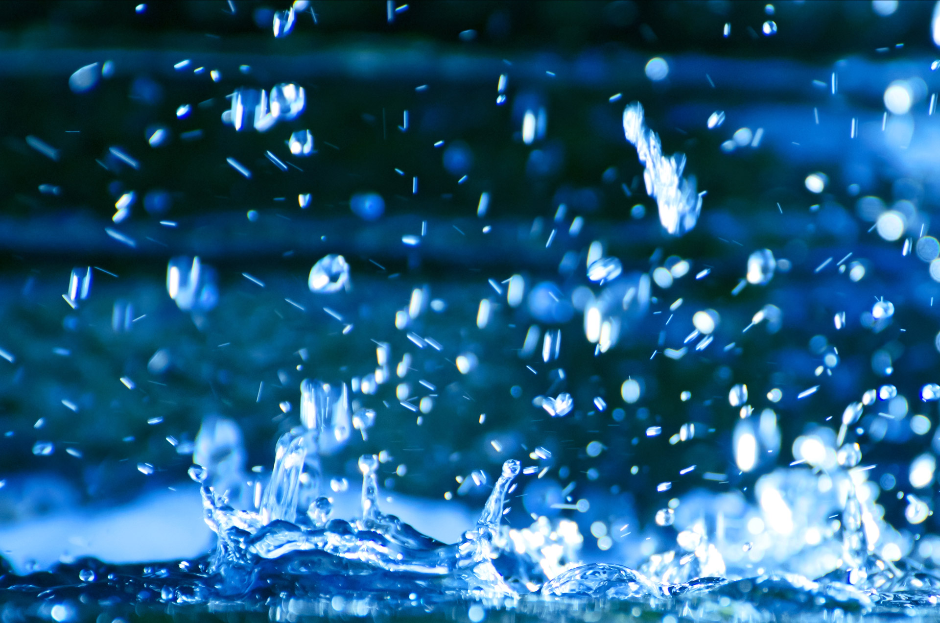 Мельчайших капли воды в воздухе. Капли дождя. Дождевая вода. Падающие капли воды. Капли дождя на воде.
