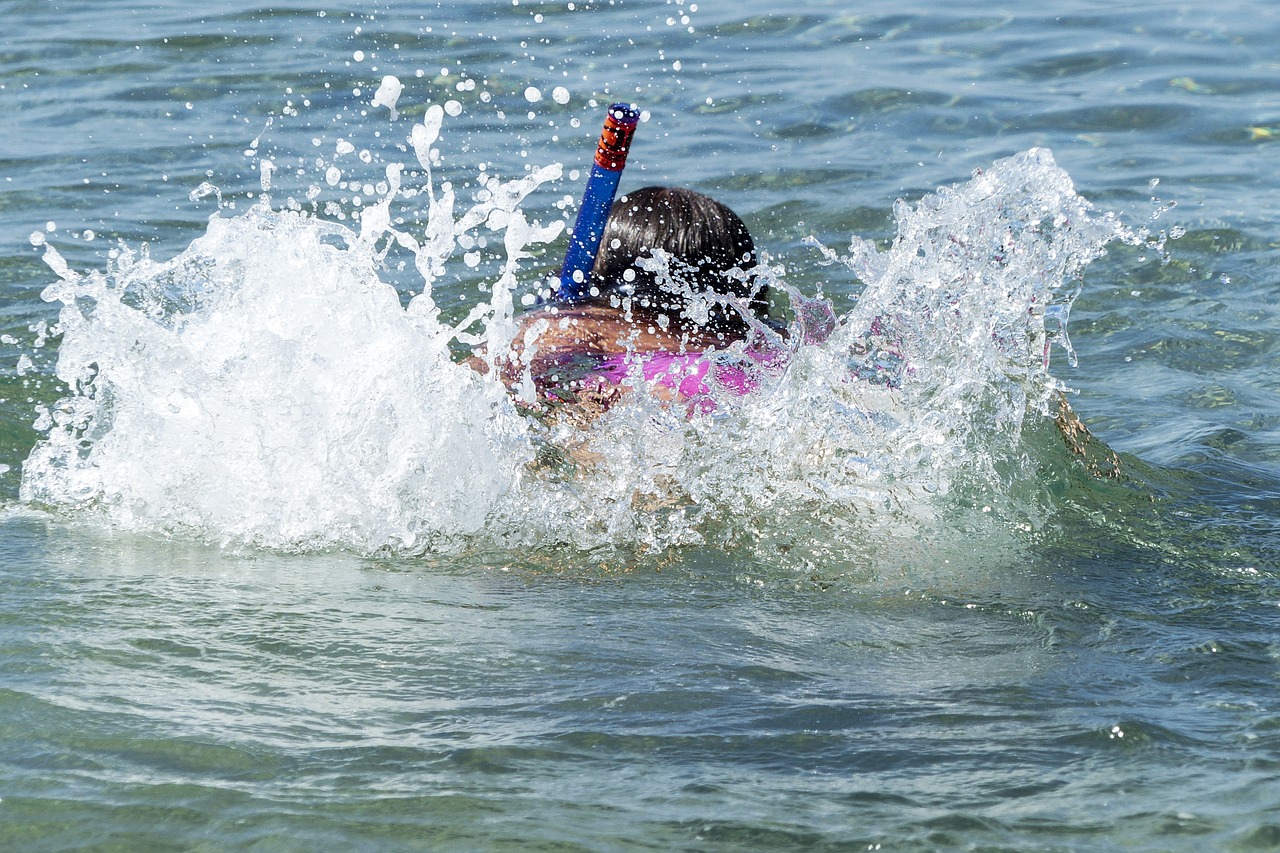 splashing swimming girl free photo