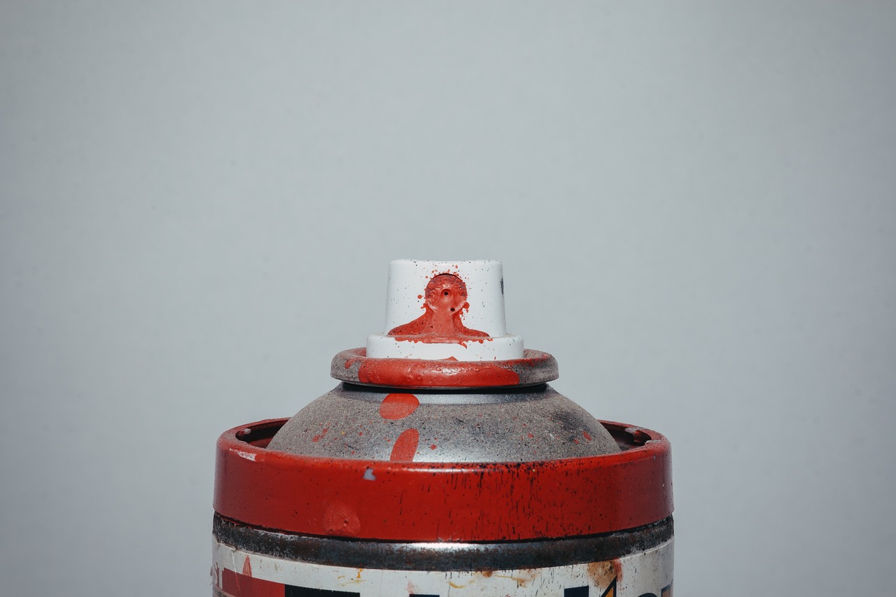 spray can color red free photo