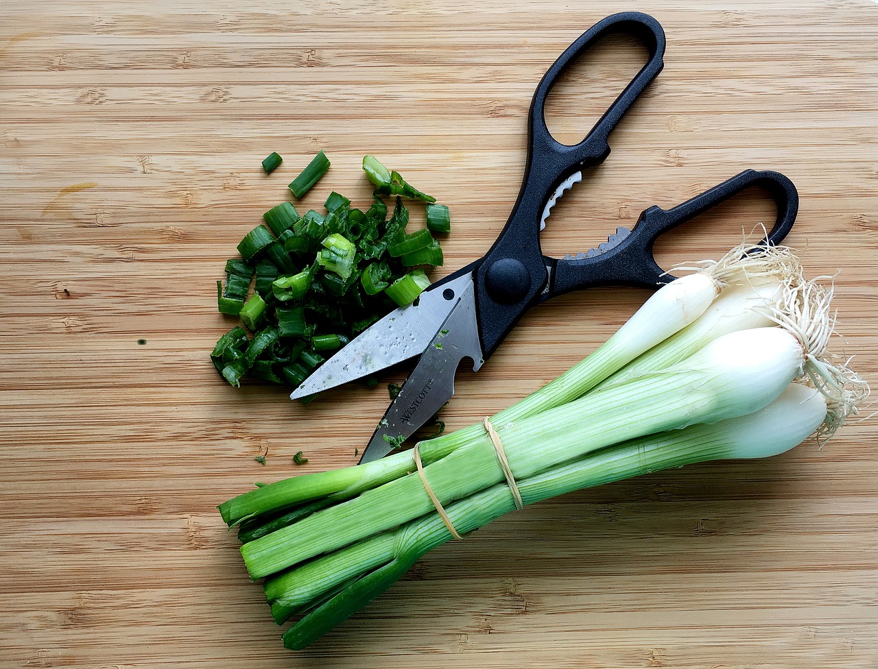 spring onion  kitchen scissors  food free photo