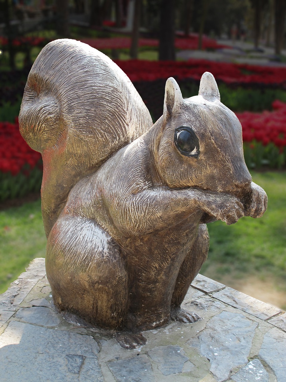squirrel sculpture holzfigur free photo