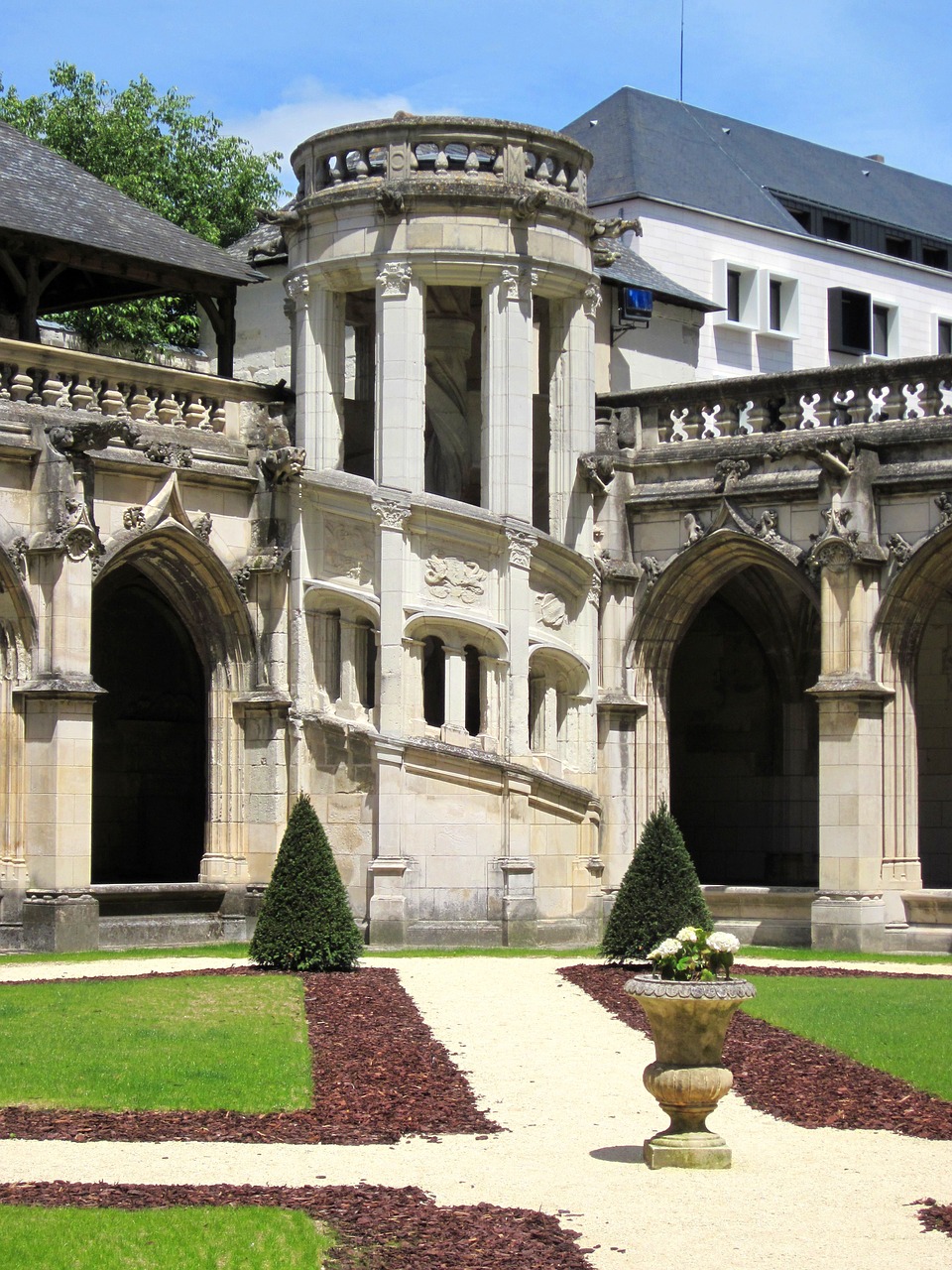 st gatien cathedral cloitre de la psalette cloister free photo