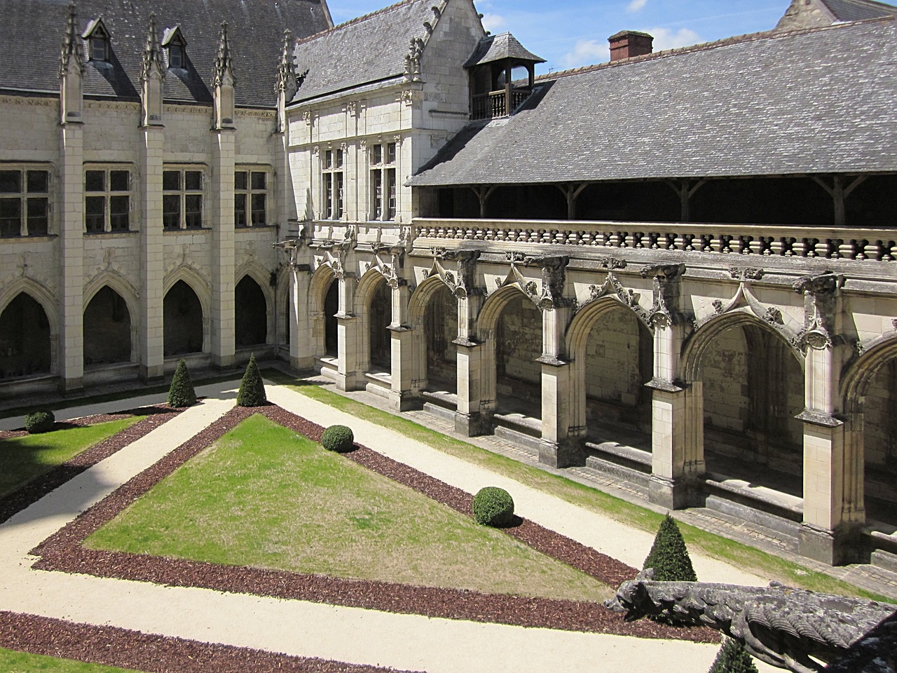 st gatien cathedral cloitre de la psalette cloister free photo