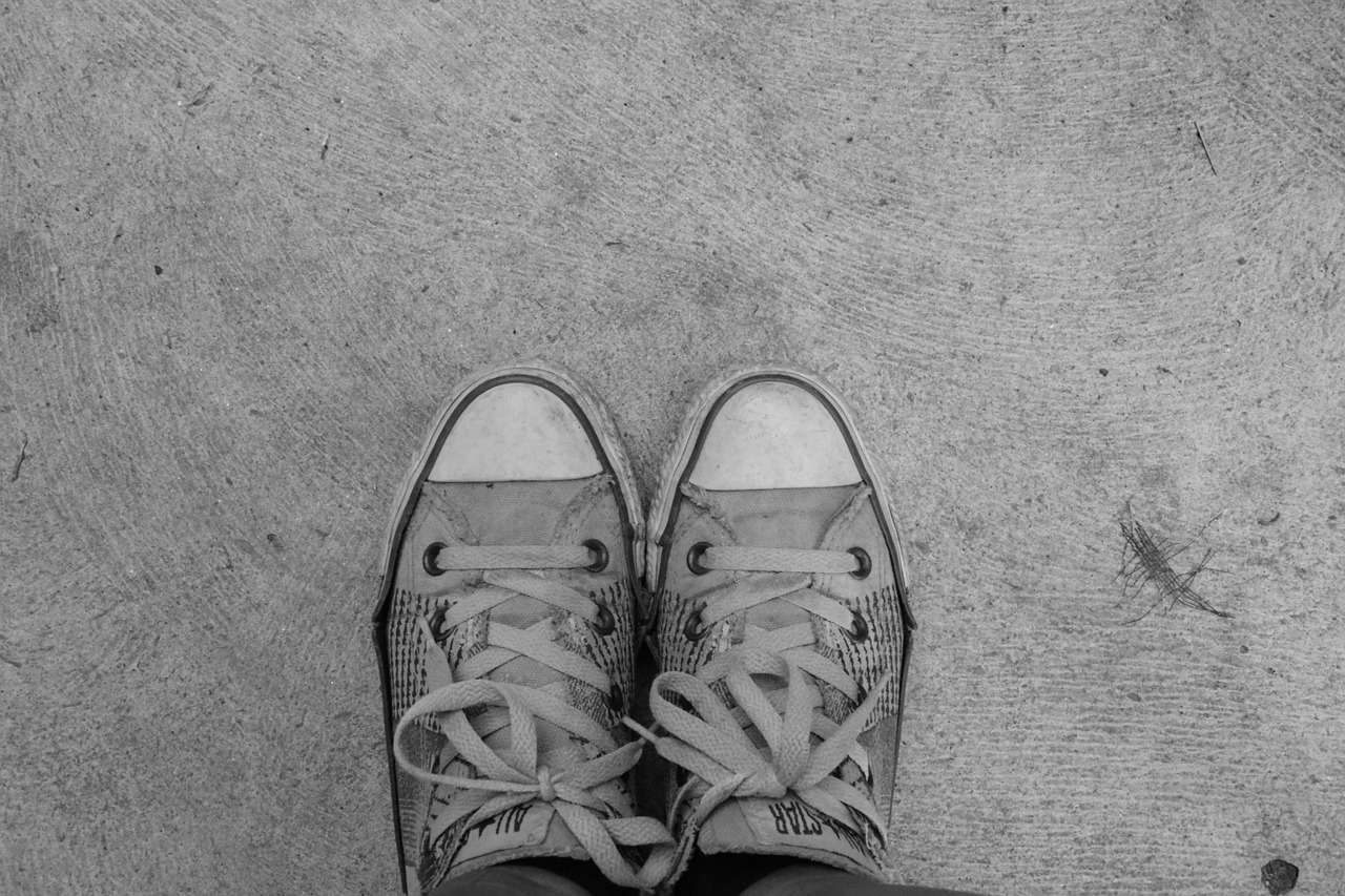 feet shoes converse free photo