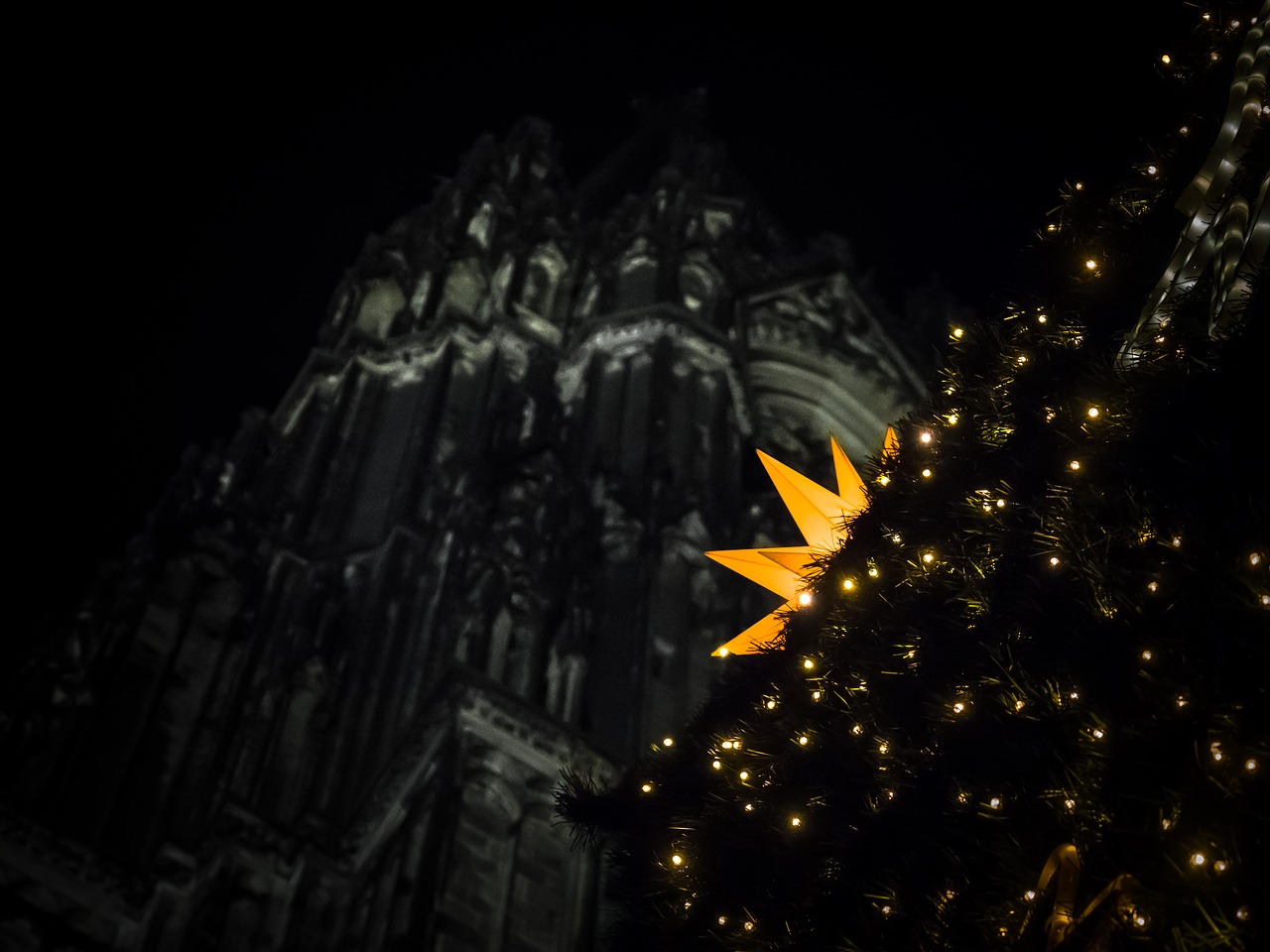 star  christmas market  church free photo