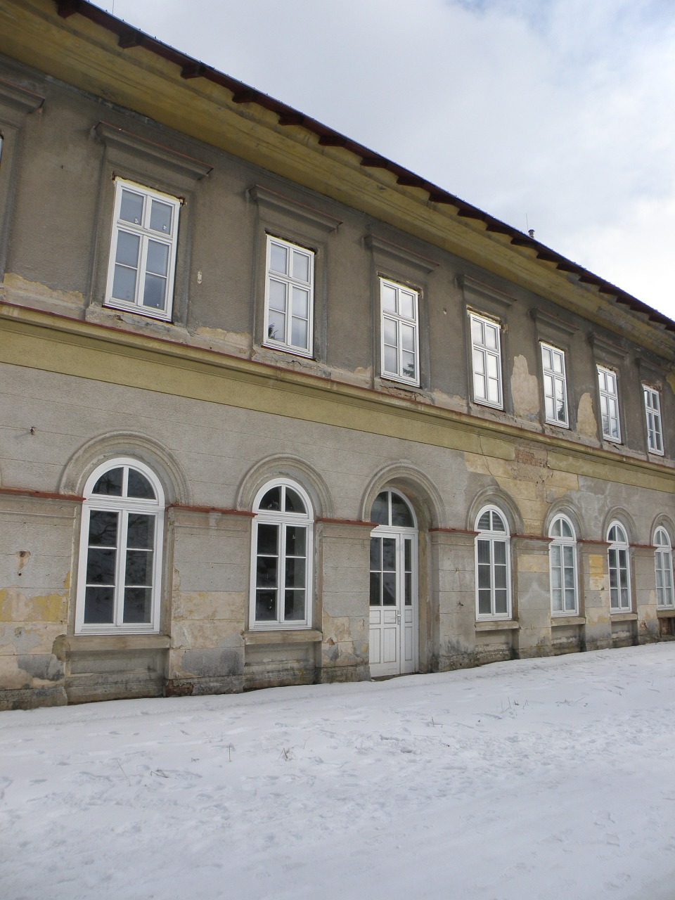 station building snow free photo