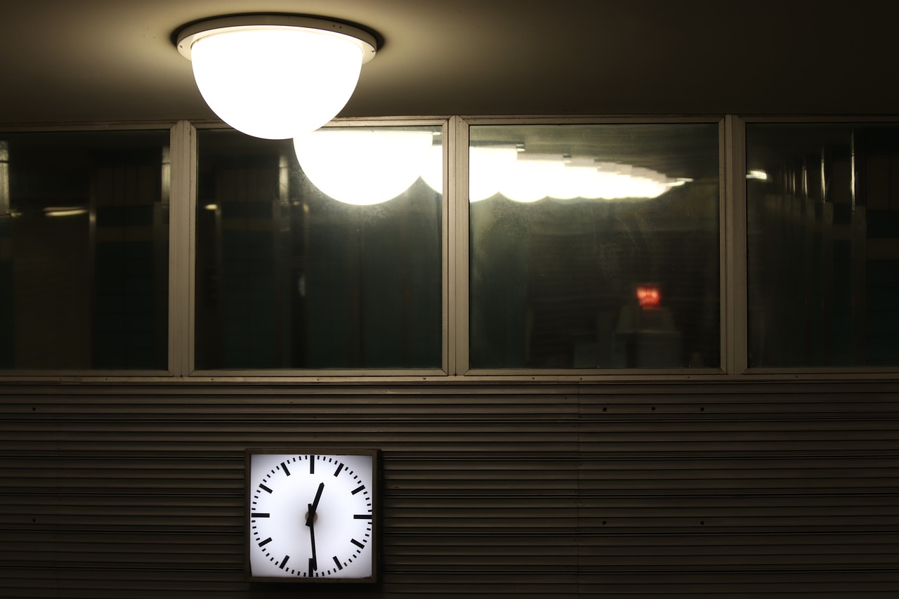 station clock clock lamp free photo
