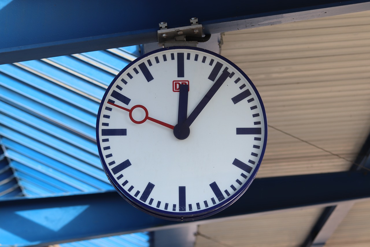 station clock clock time indicating free photo
