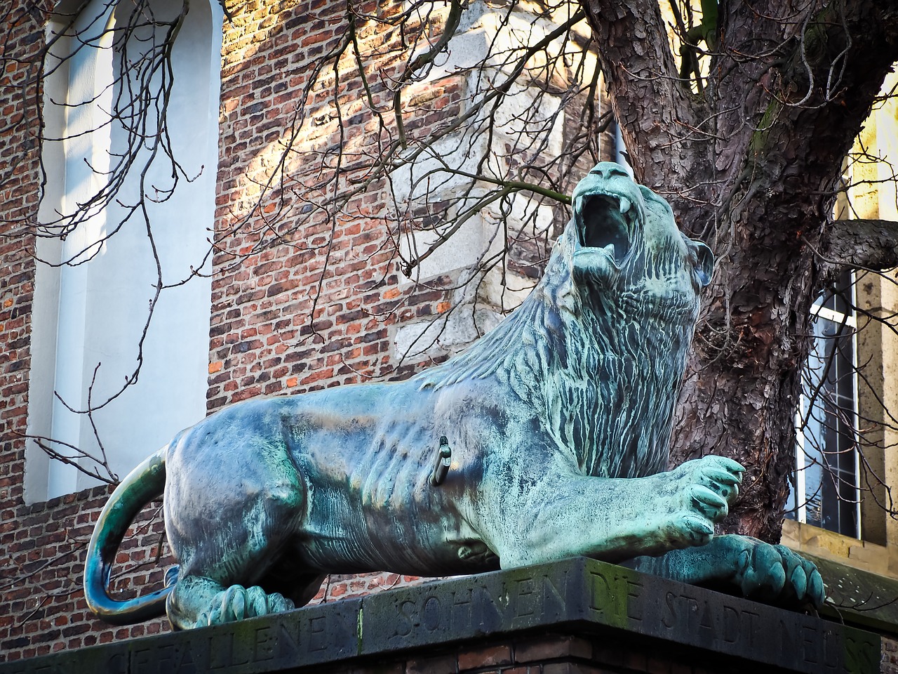 statue lion sculpture free photo