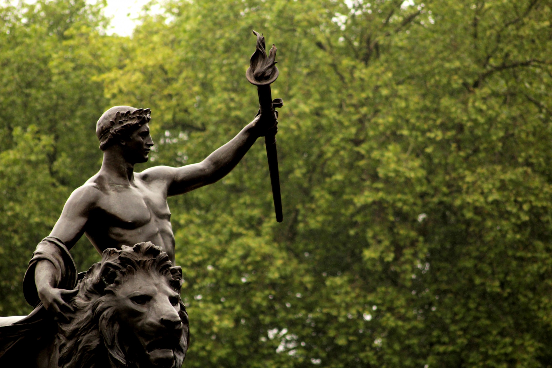 buckingham palace london statue free photo