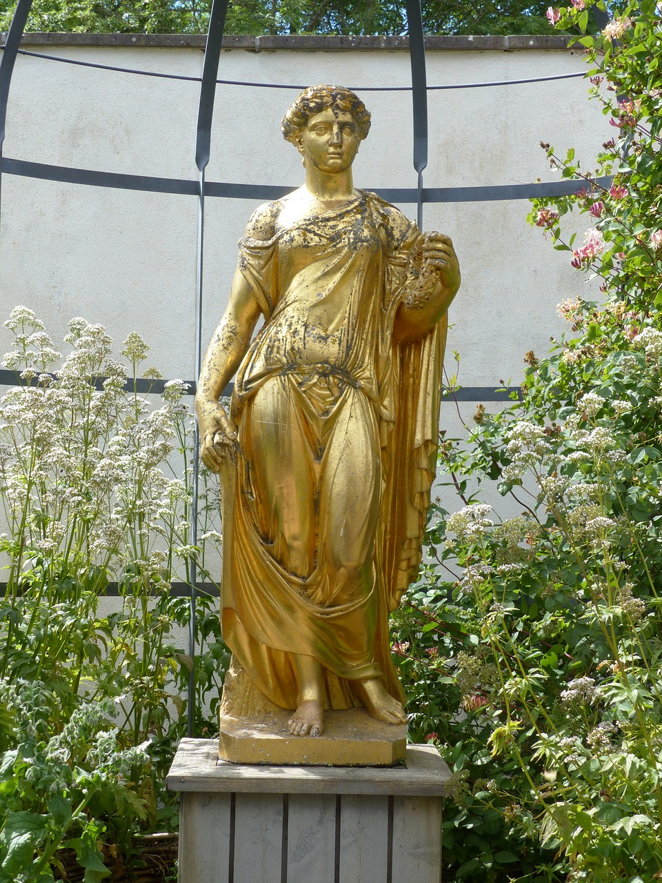 statue gold flowers free photo