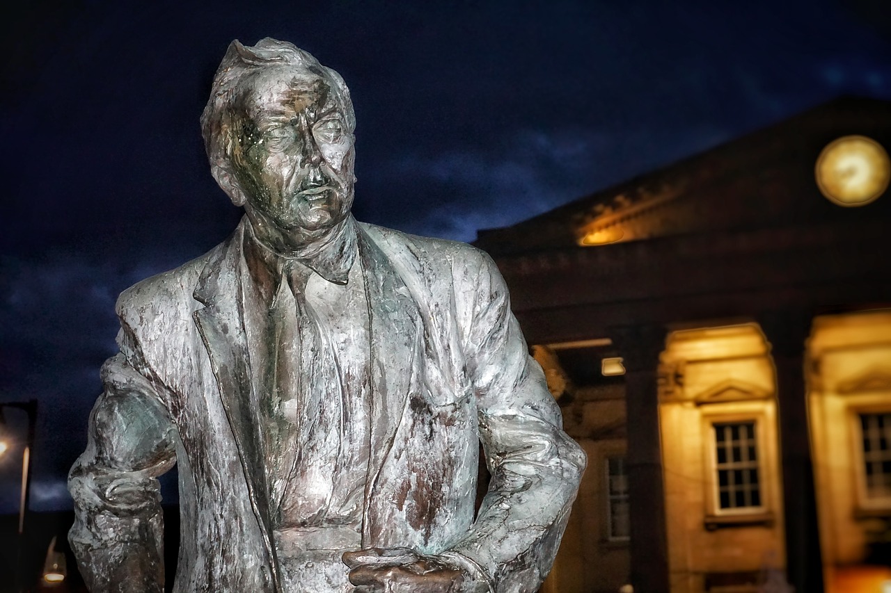 statue harold wilson british free photo