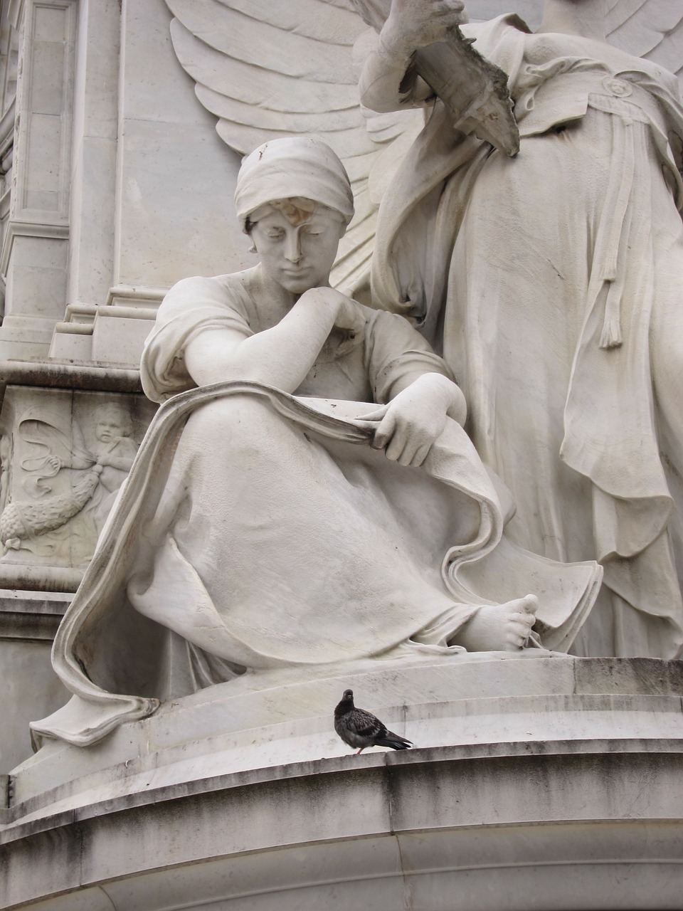 statue pigeon monument free photo