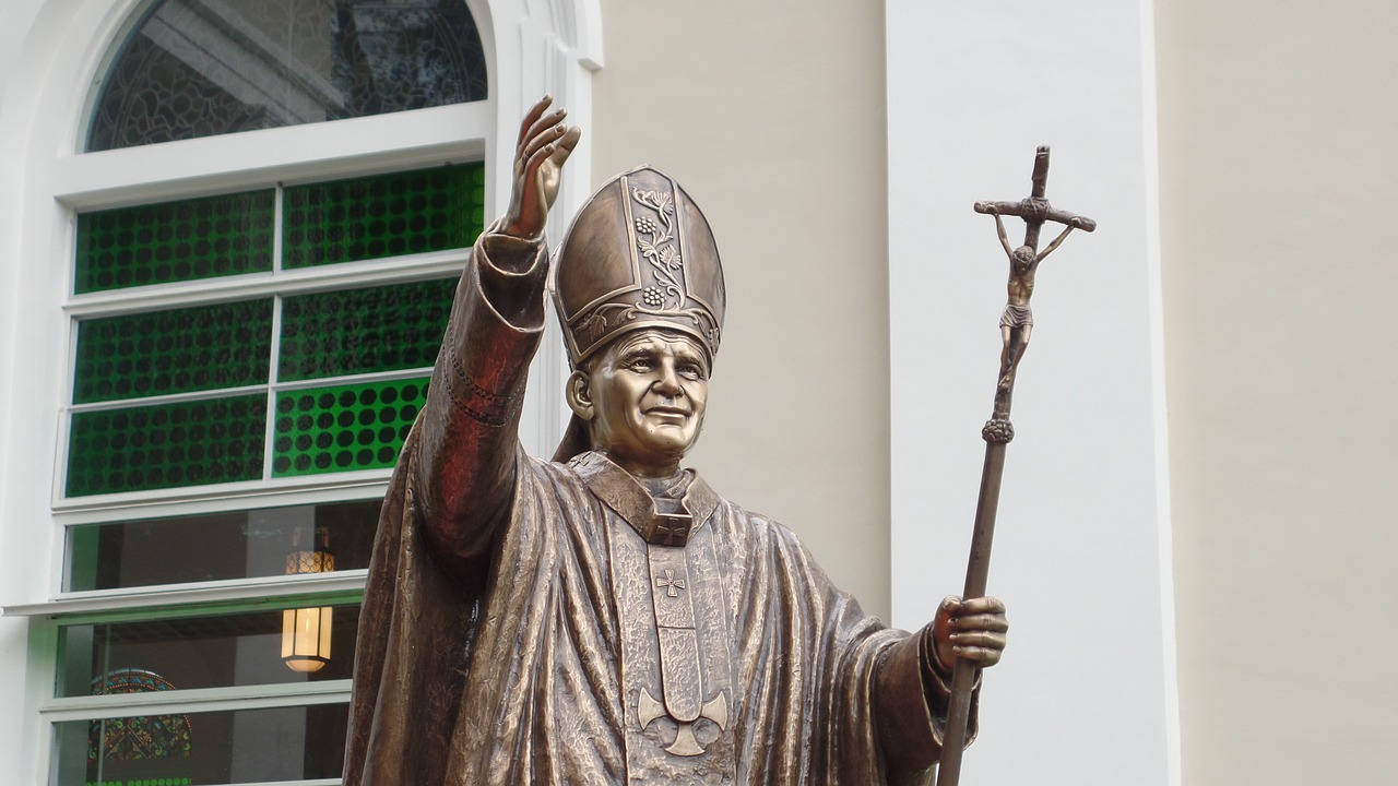 statue pope hand rising free photo