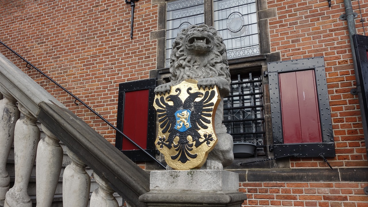 statue lion coat of arms free photo