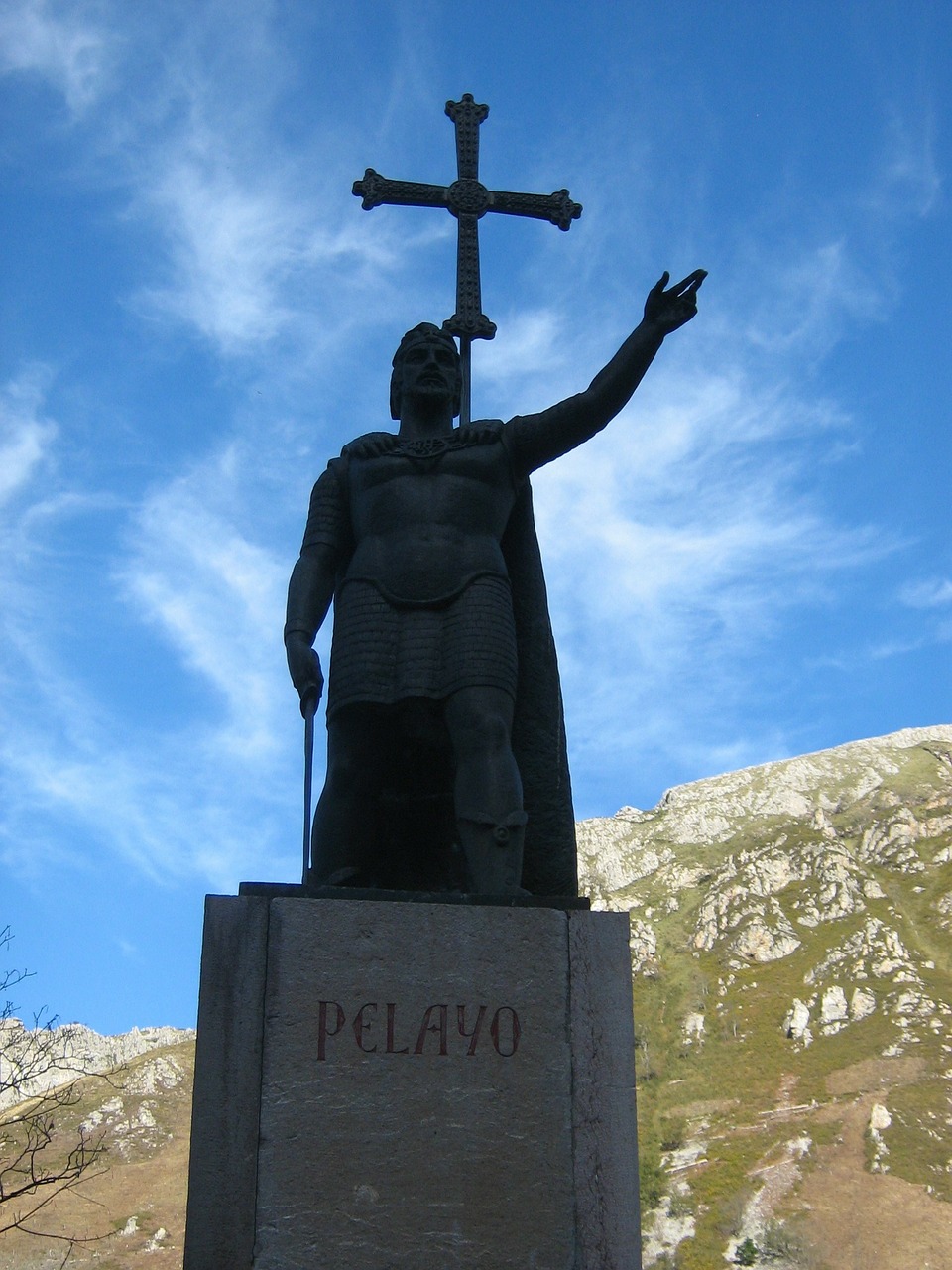 statue covadonga pelayo free photo