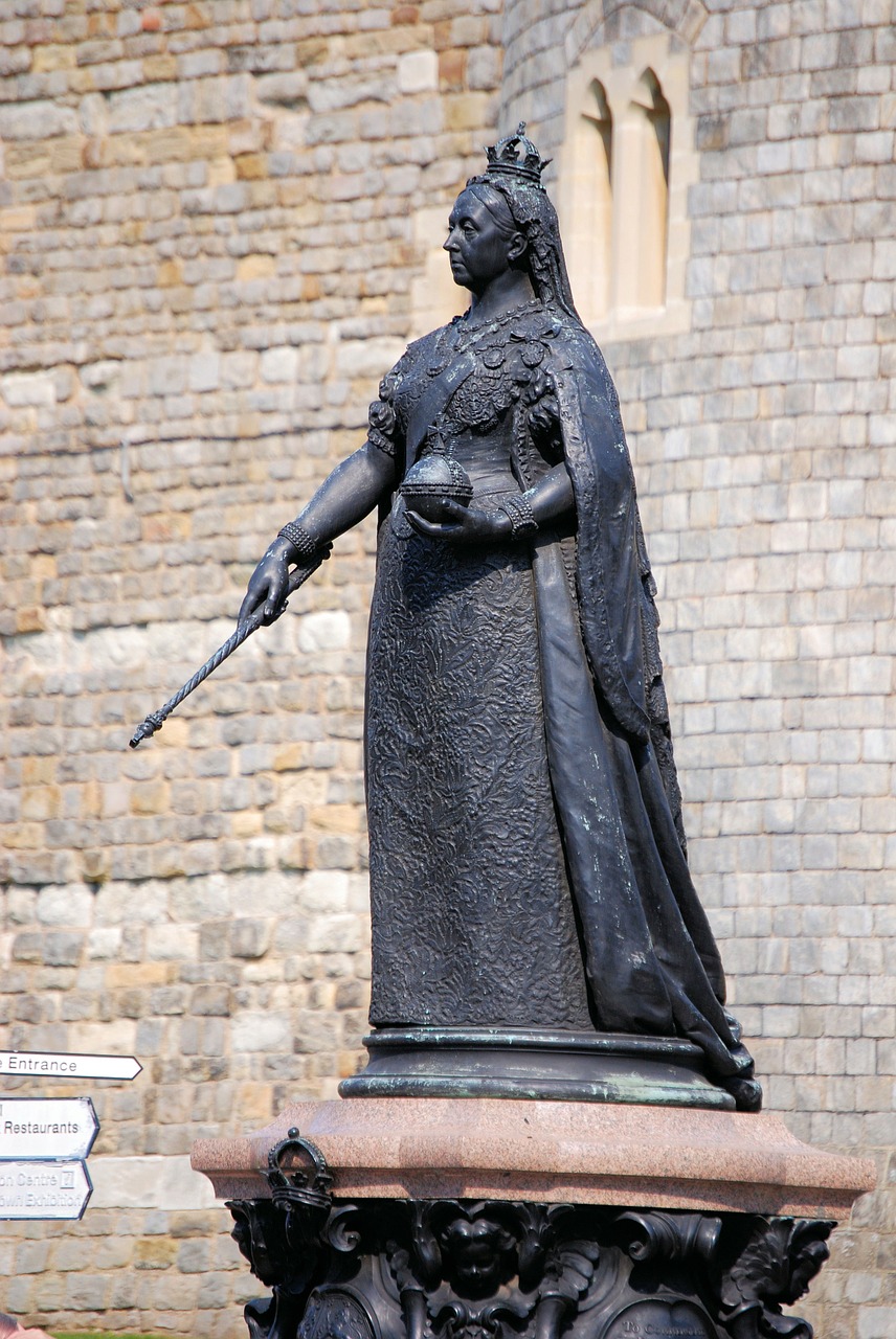 statue sculpture queen victoria free photo