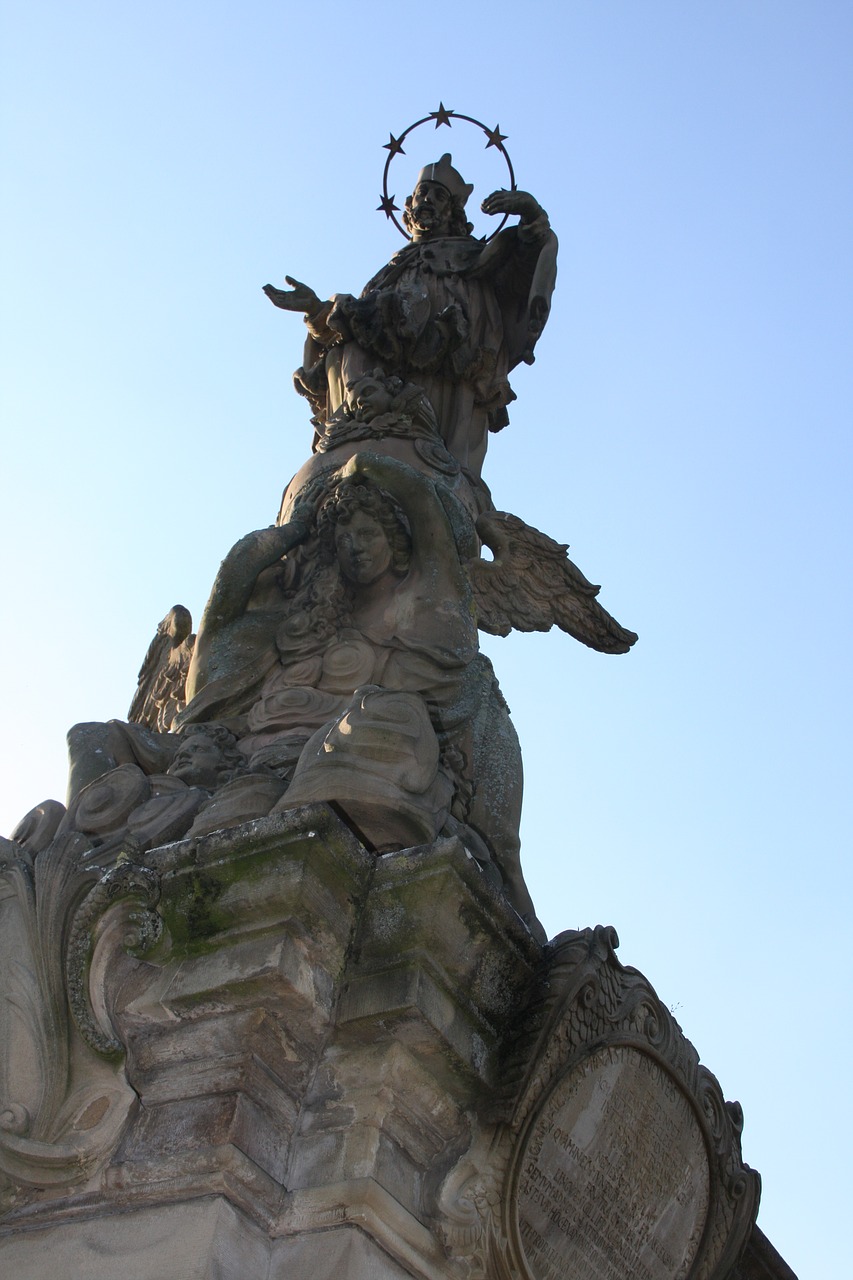 statue  wreath  landmark free photo