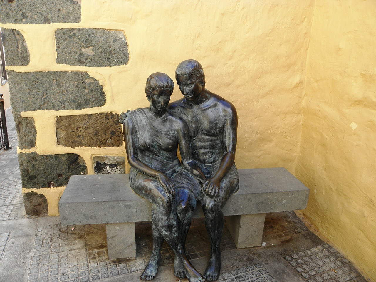 statue a couple of togetherness free photo