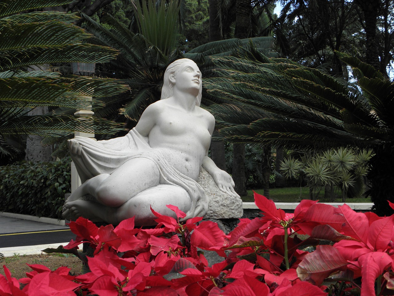 statue red dedication free photo