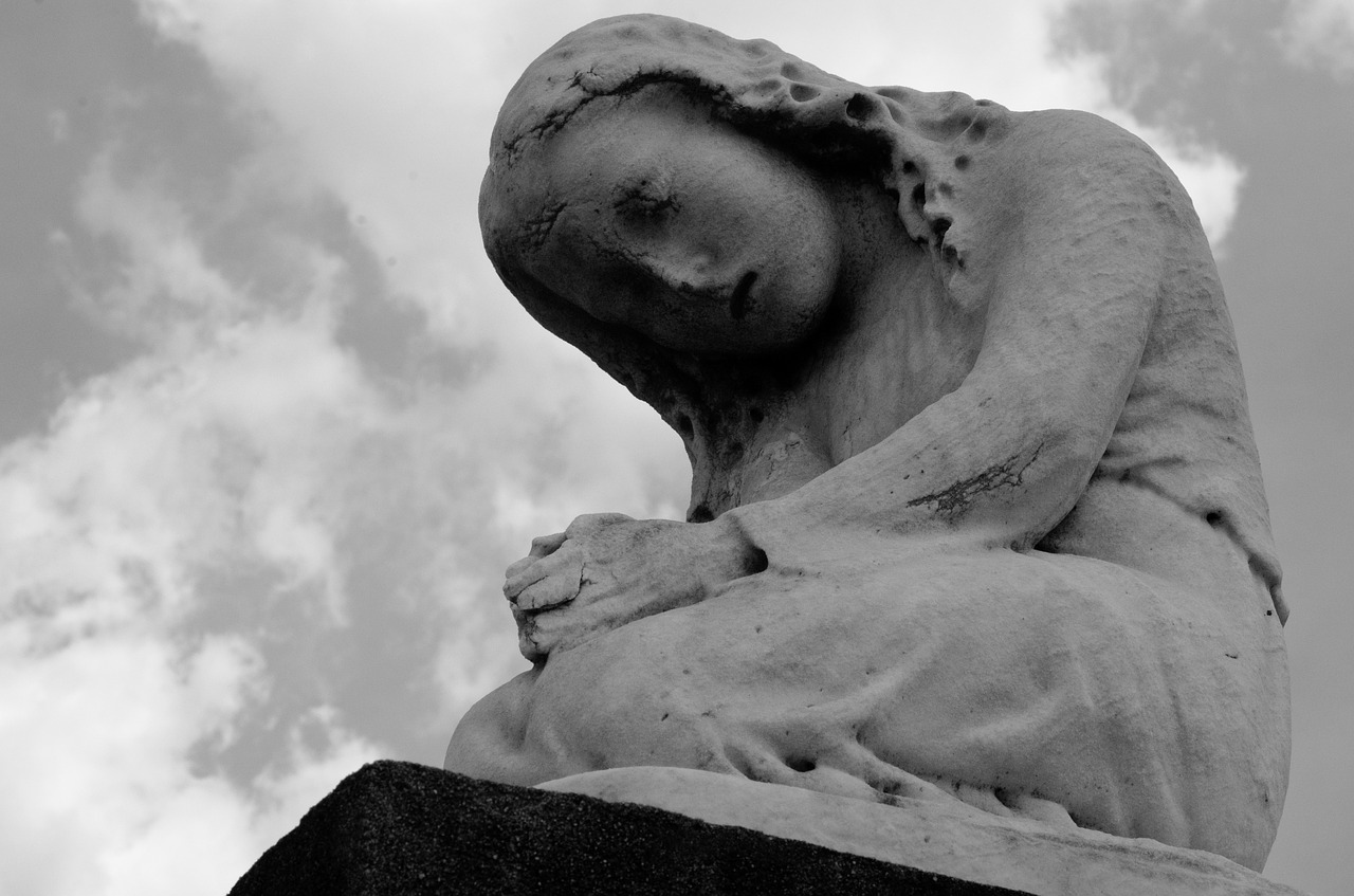 statue praying kneeling free photo