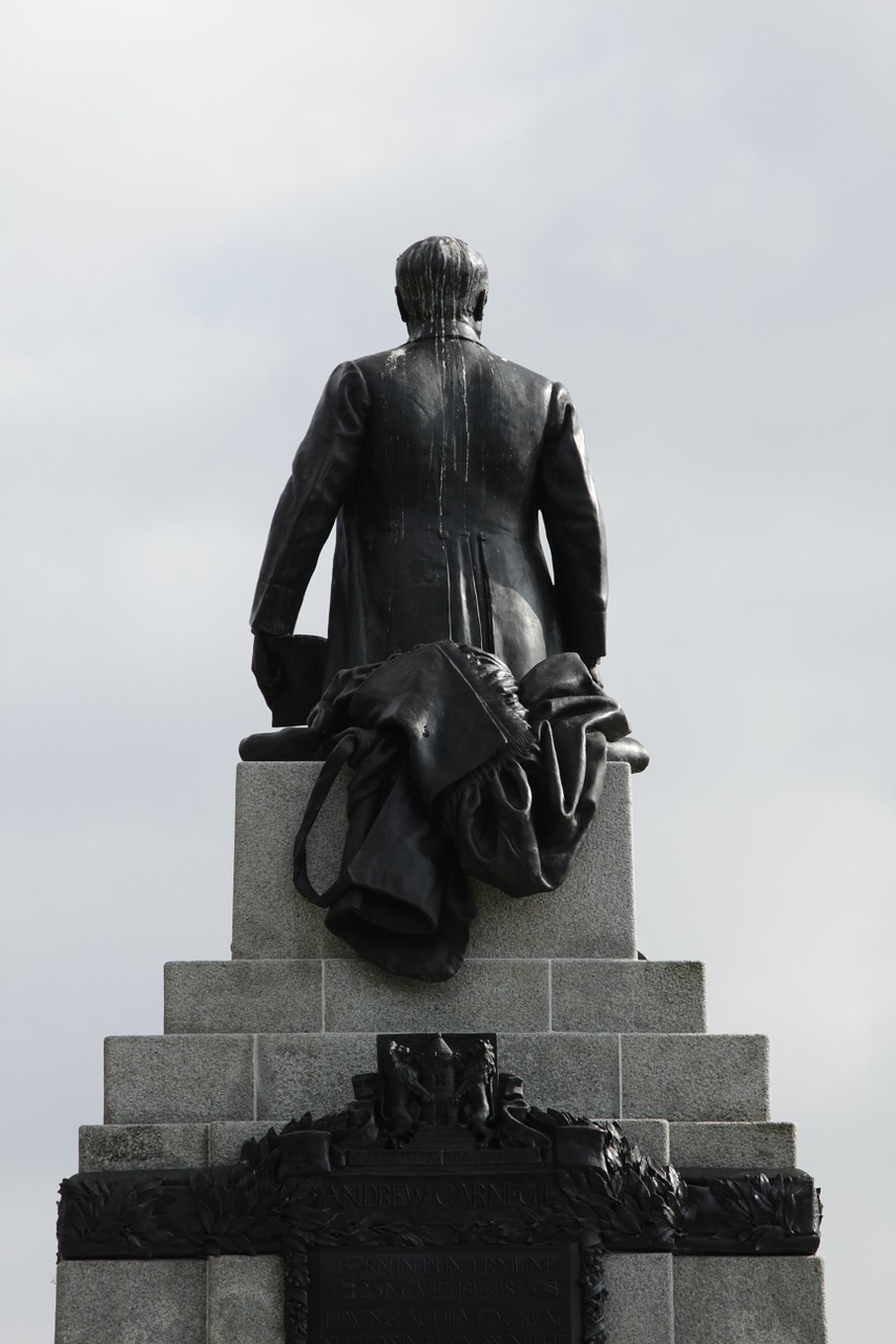 statue dunfermline scotland free photo