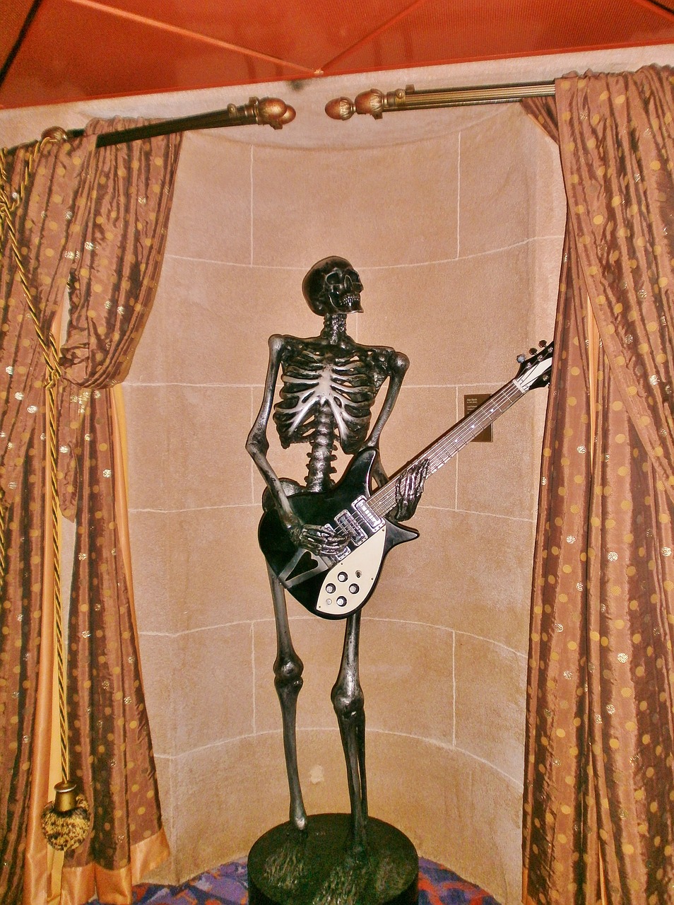 statue guitar player metal free photo