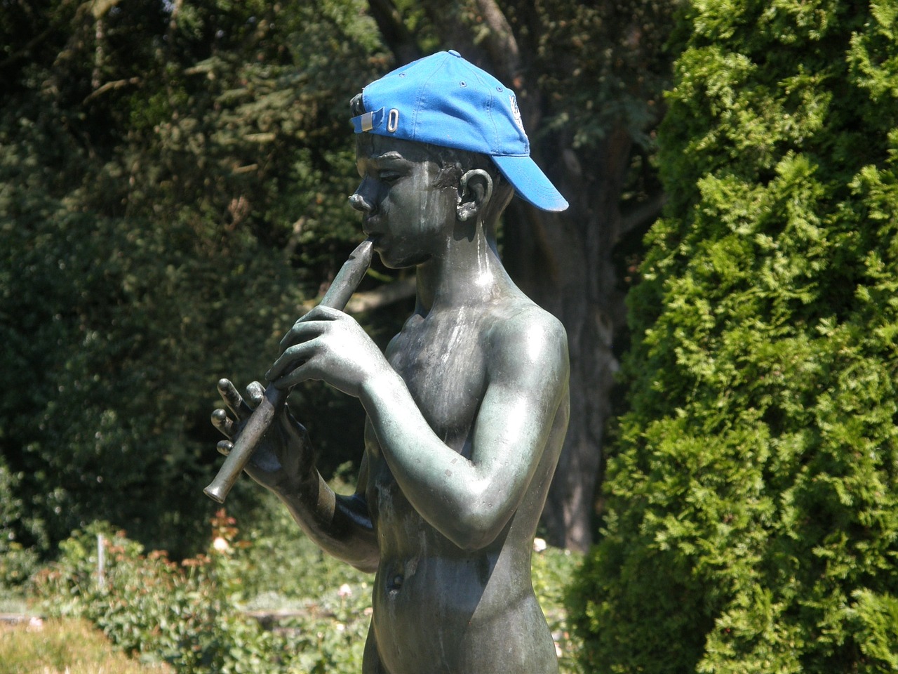 statue musician cap free photo