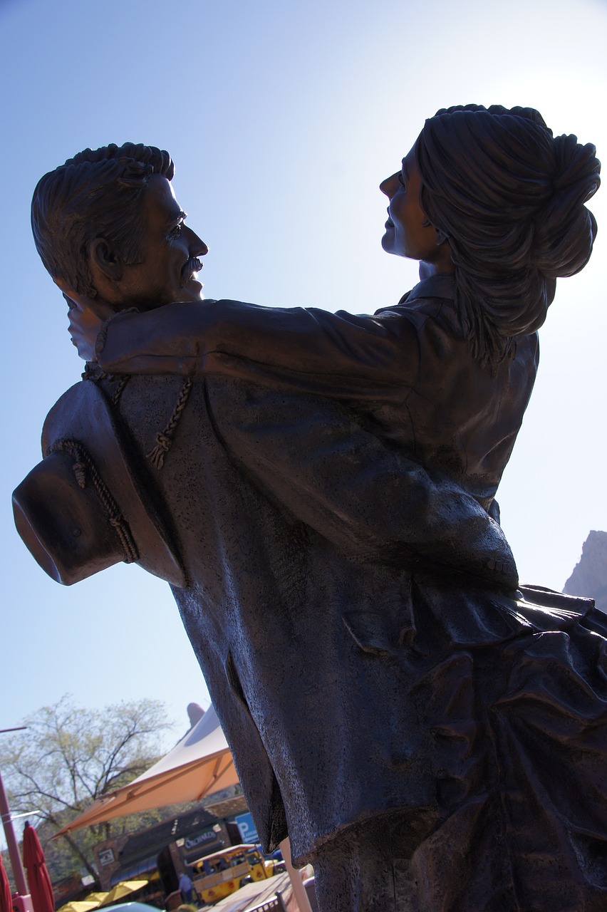 statue couple love free photo