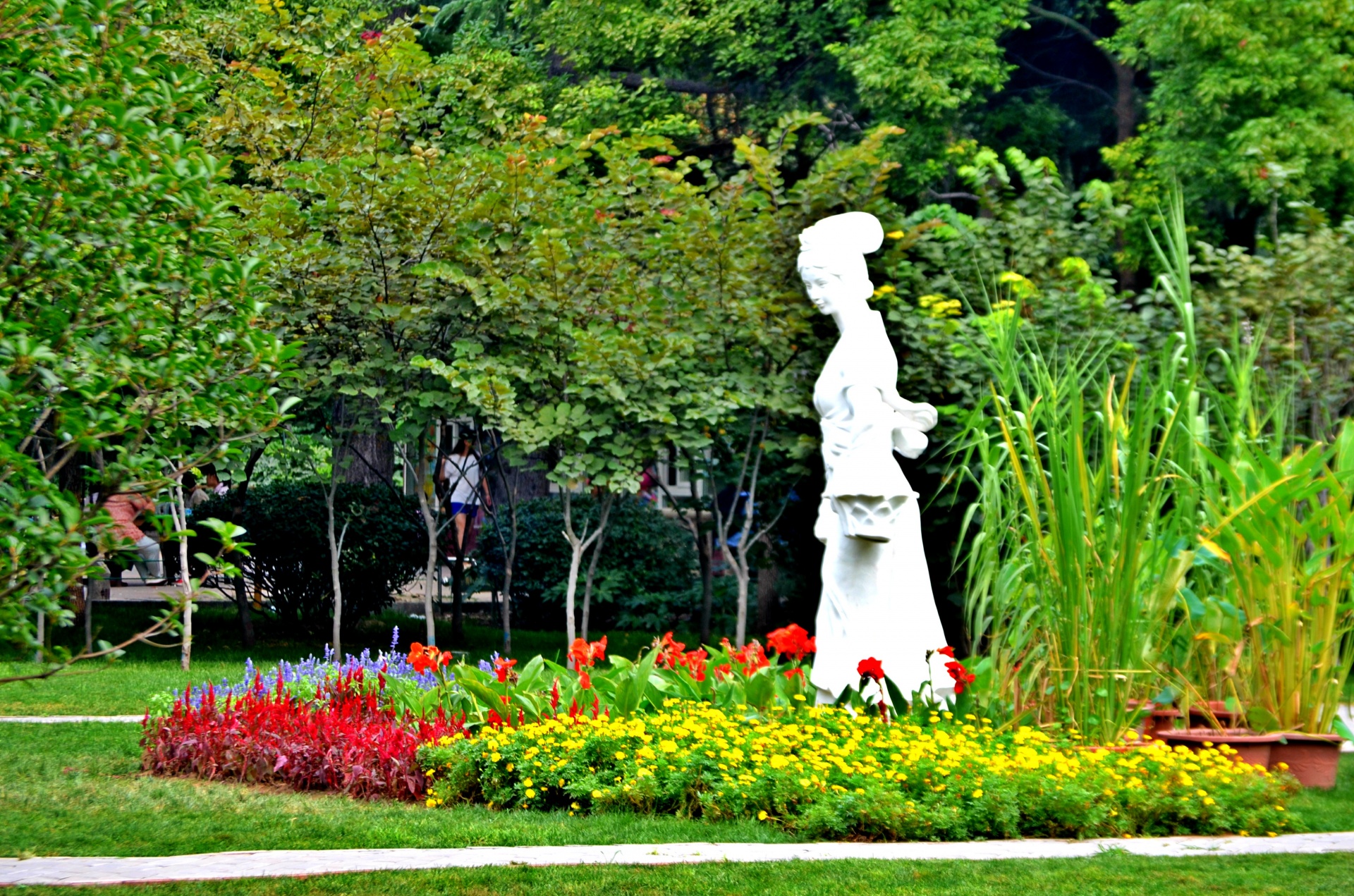 people landscape statue free photo