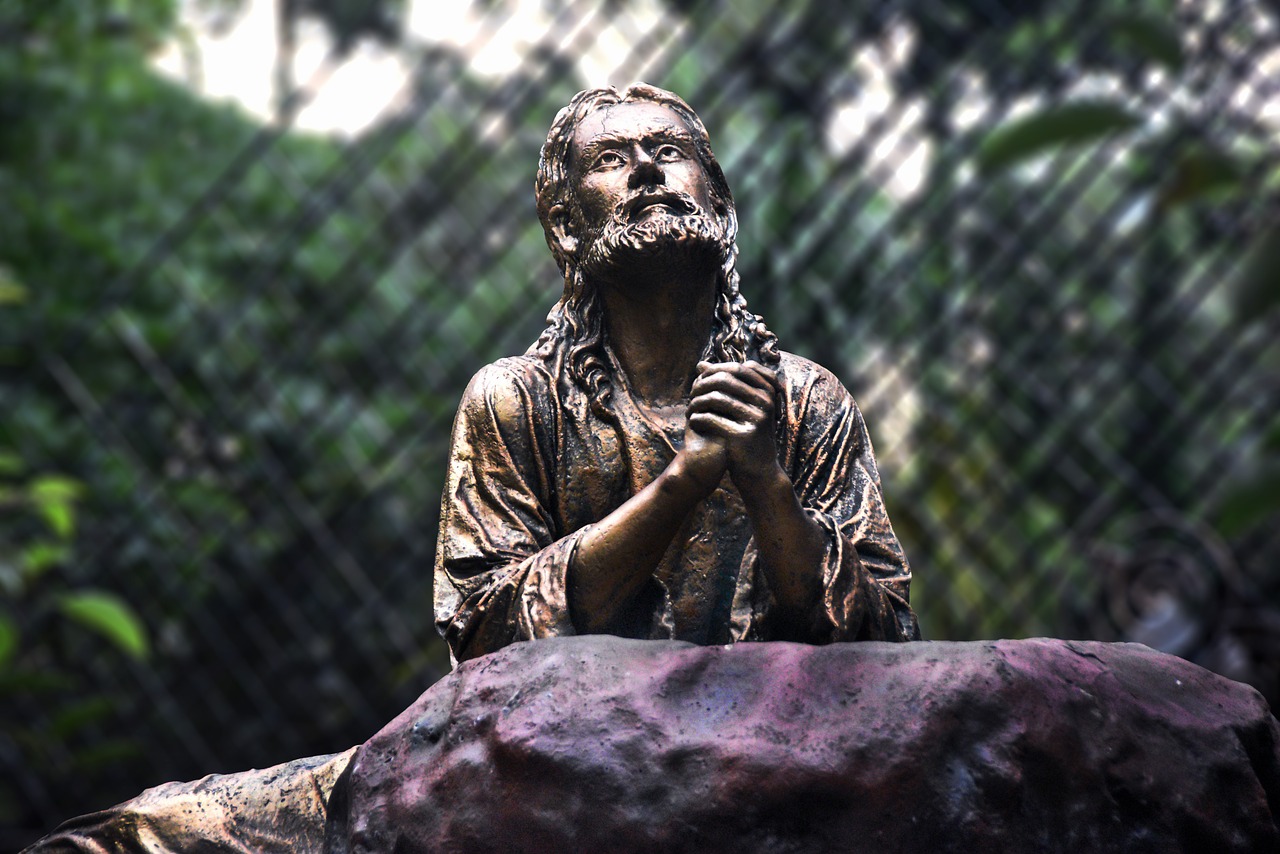 statue of jesus jesus praying christ praying free photo