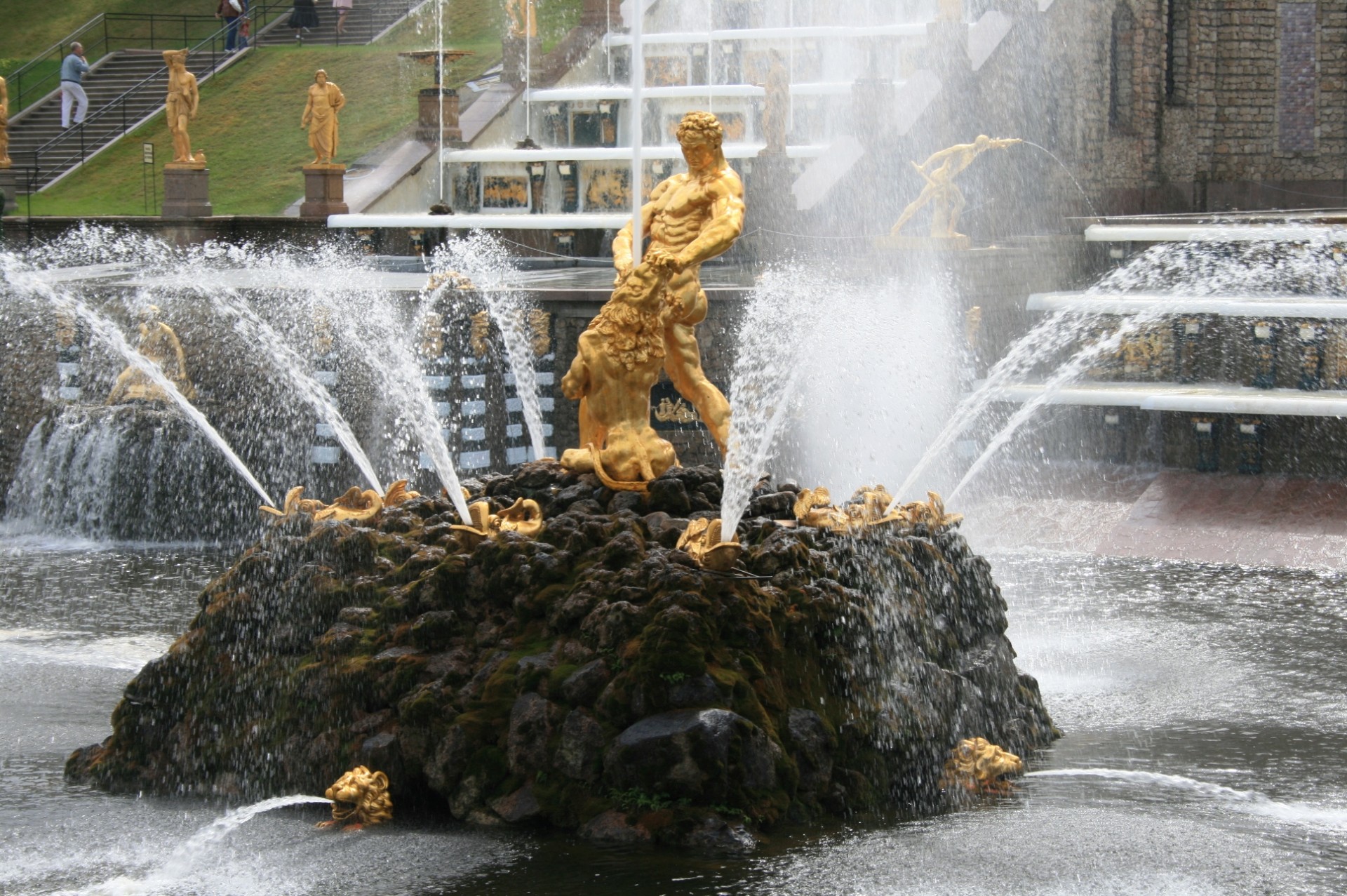 Фото фонтана самсона в петергофе