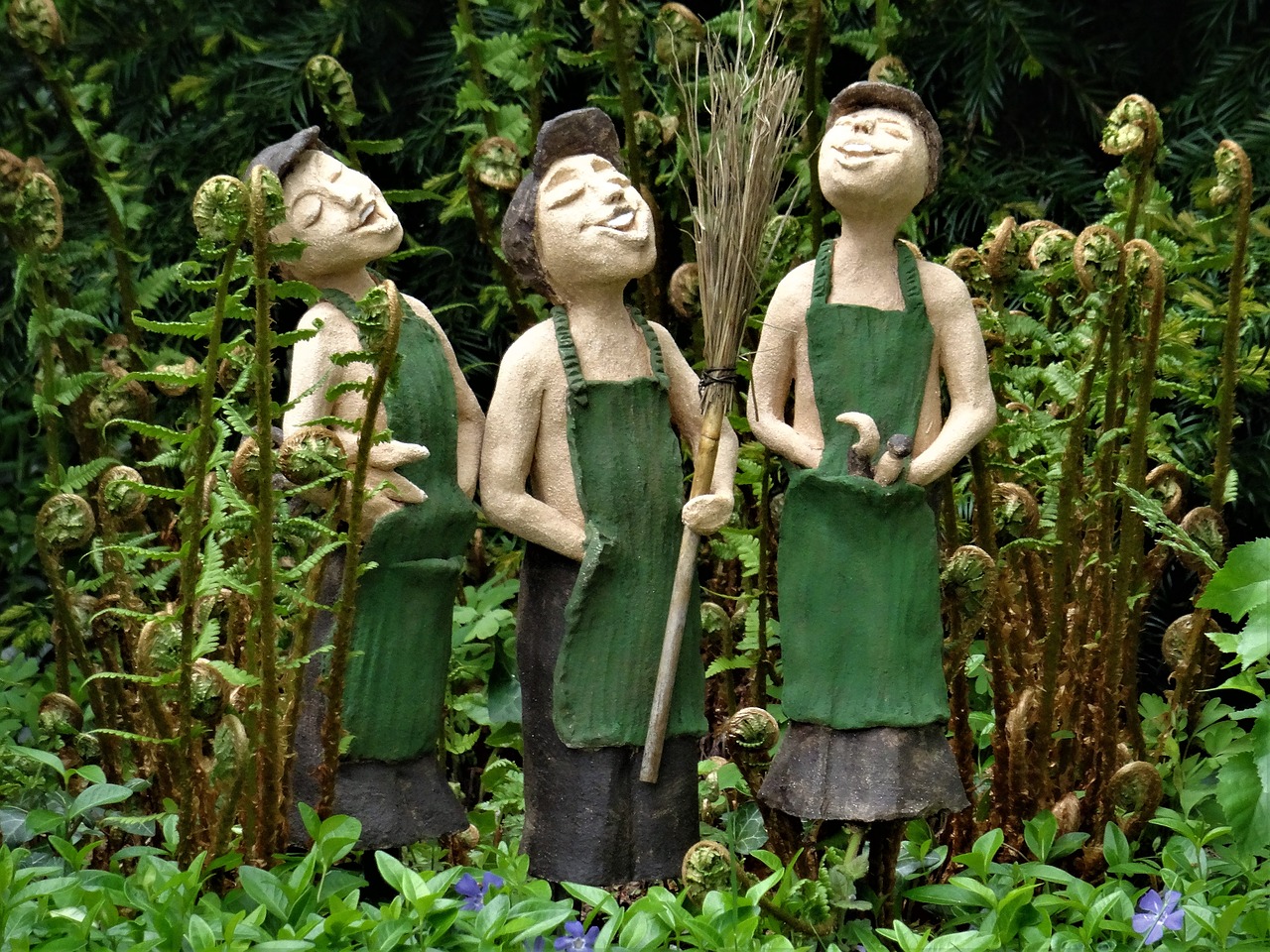 statues art gardeners free photo