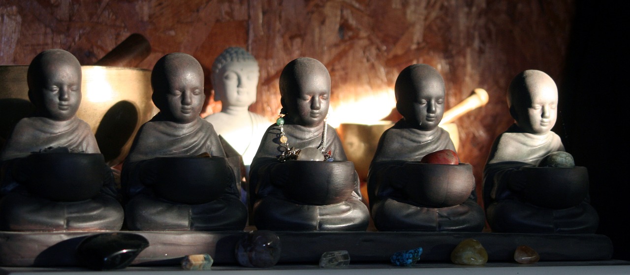 statuette monks meditation free photo