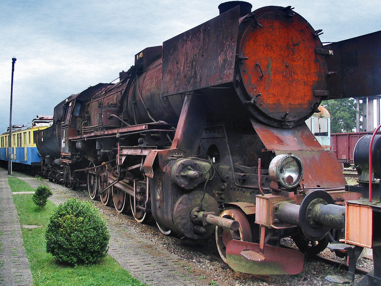 steam locomotive roundhouse kościerzyna railway free photo
