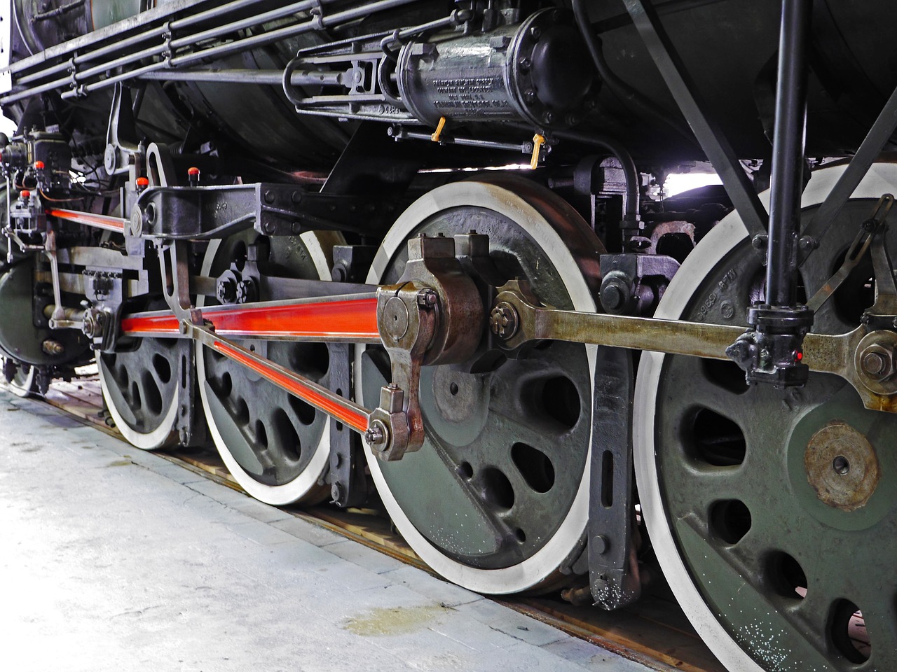 steam locomotive drive chassis free photo