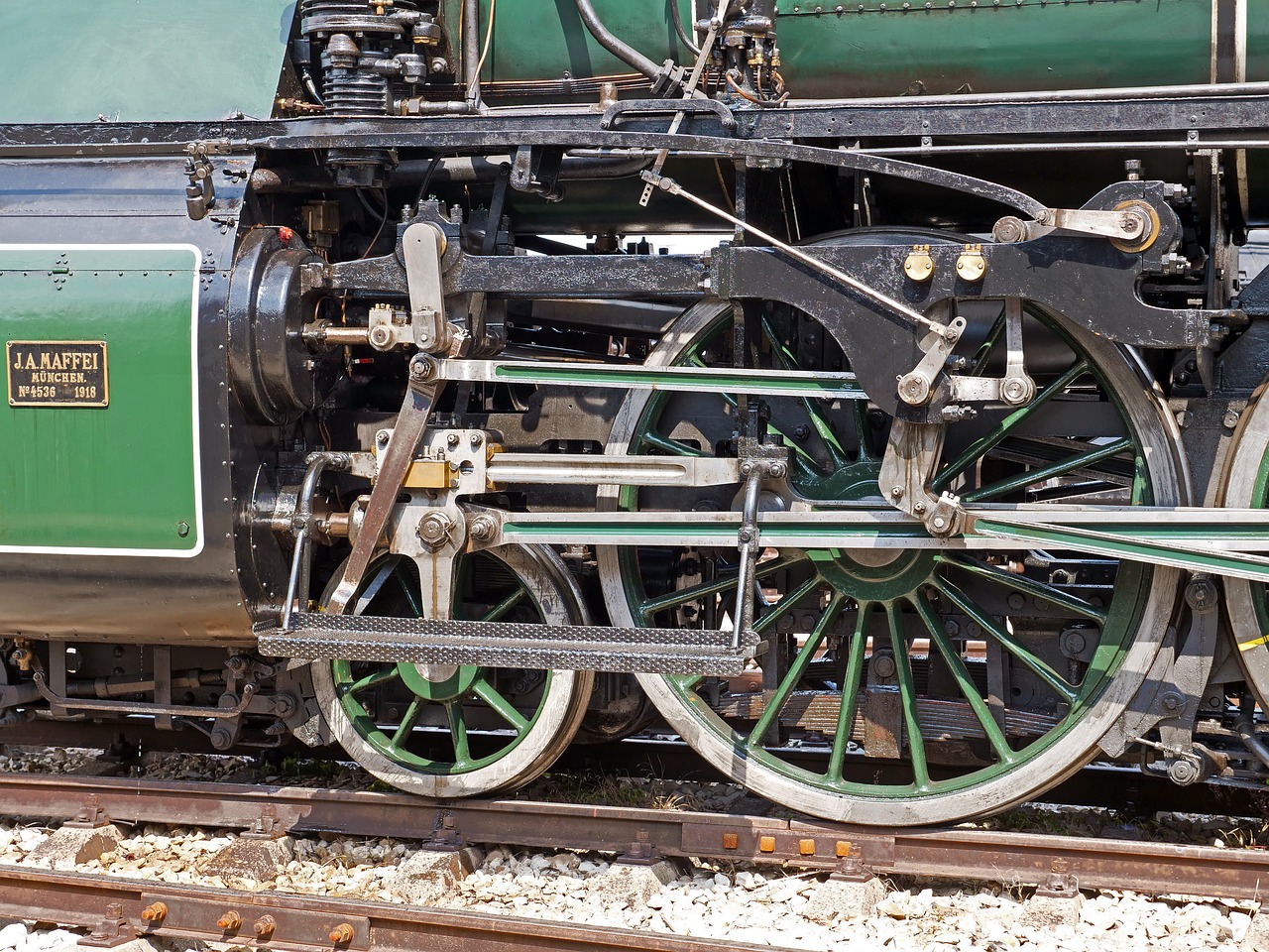 steam locomotive  drive  four-cylinder compound engine free photo