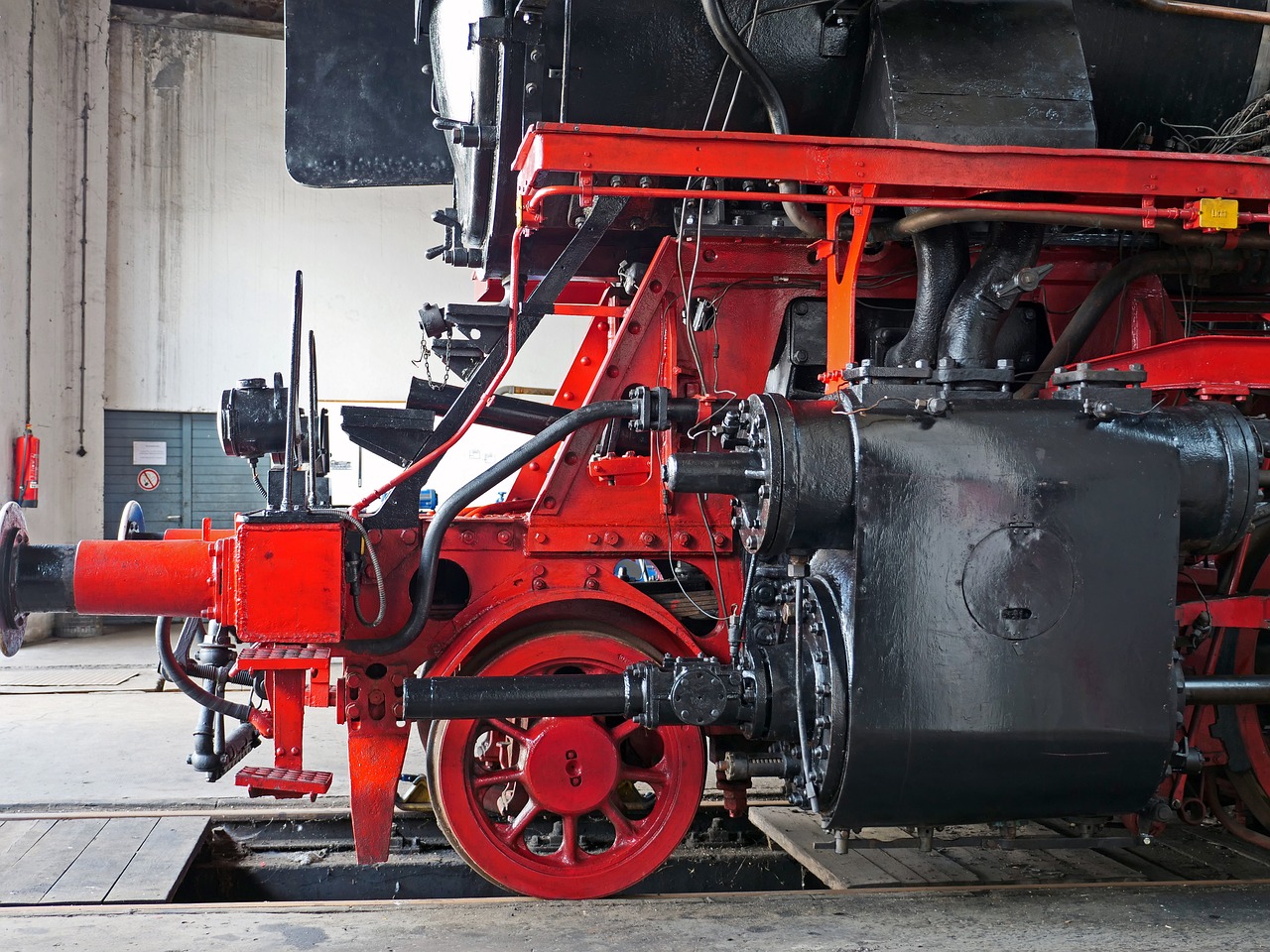 steam locomotive  engine  cylinder block free photo