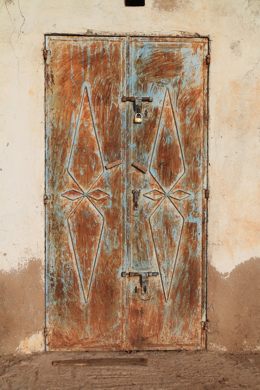 steel door rusty free photo