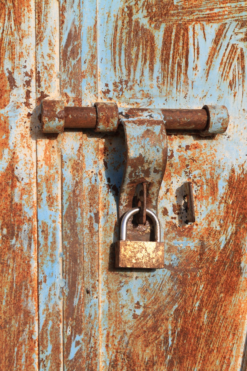 steel door rusty free photo