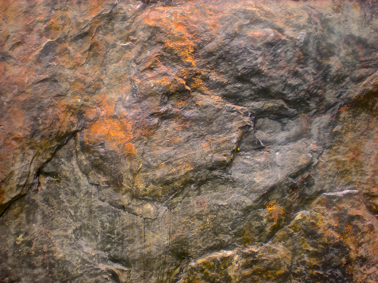 Bear stone. Камень раст. Медвежий камень. Поверхности из натурального камня в ржавчине. Ржавчина на Камне.