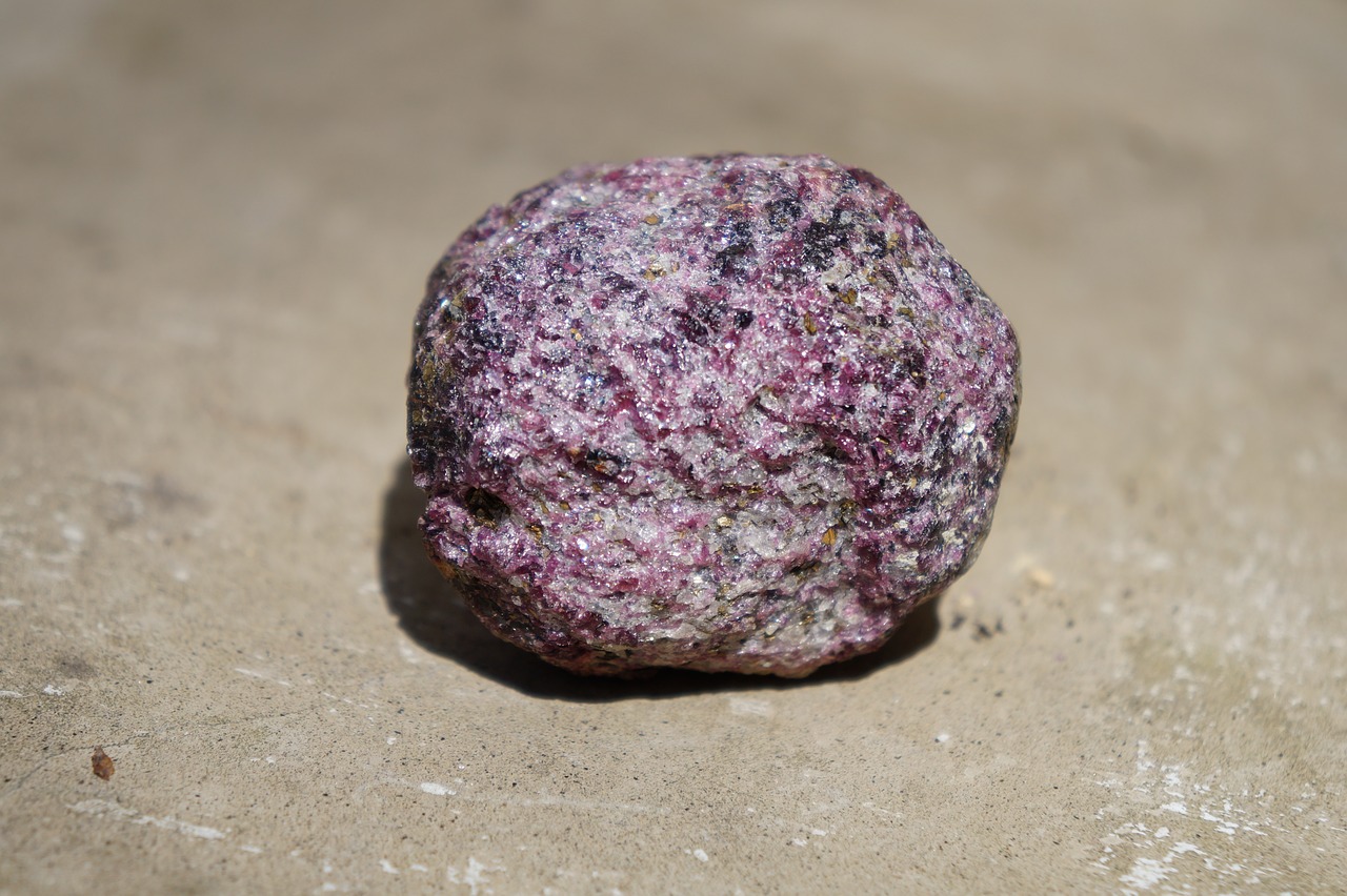 Гранатовый камень 8 букв. Карбункул камень минерал. Шпинелевый лерцолит. Гранат Горная порода. Фиолетовая Горная порода.