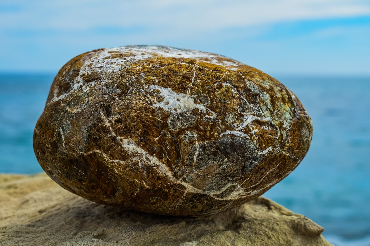 Большие морские камни