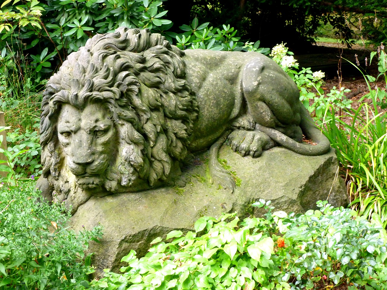stone figure stone lion sculpture free photo