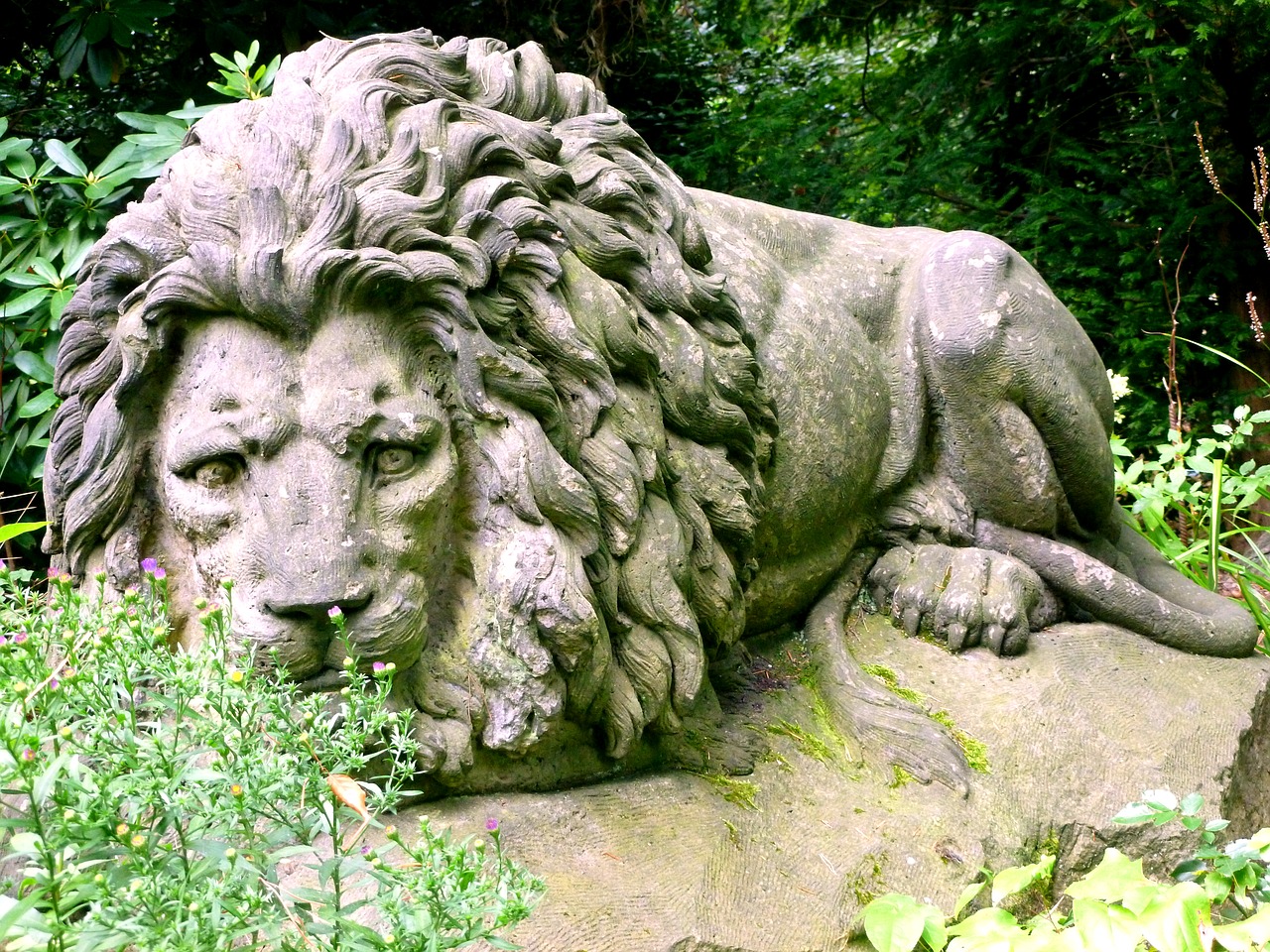 stone figure stone lion lion free photo