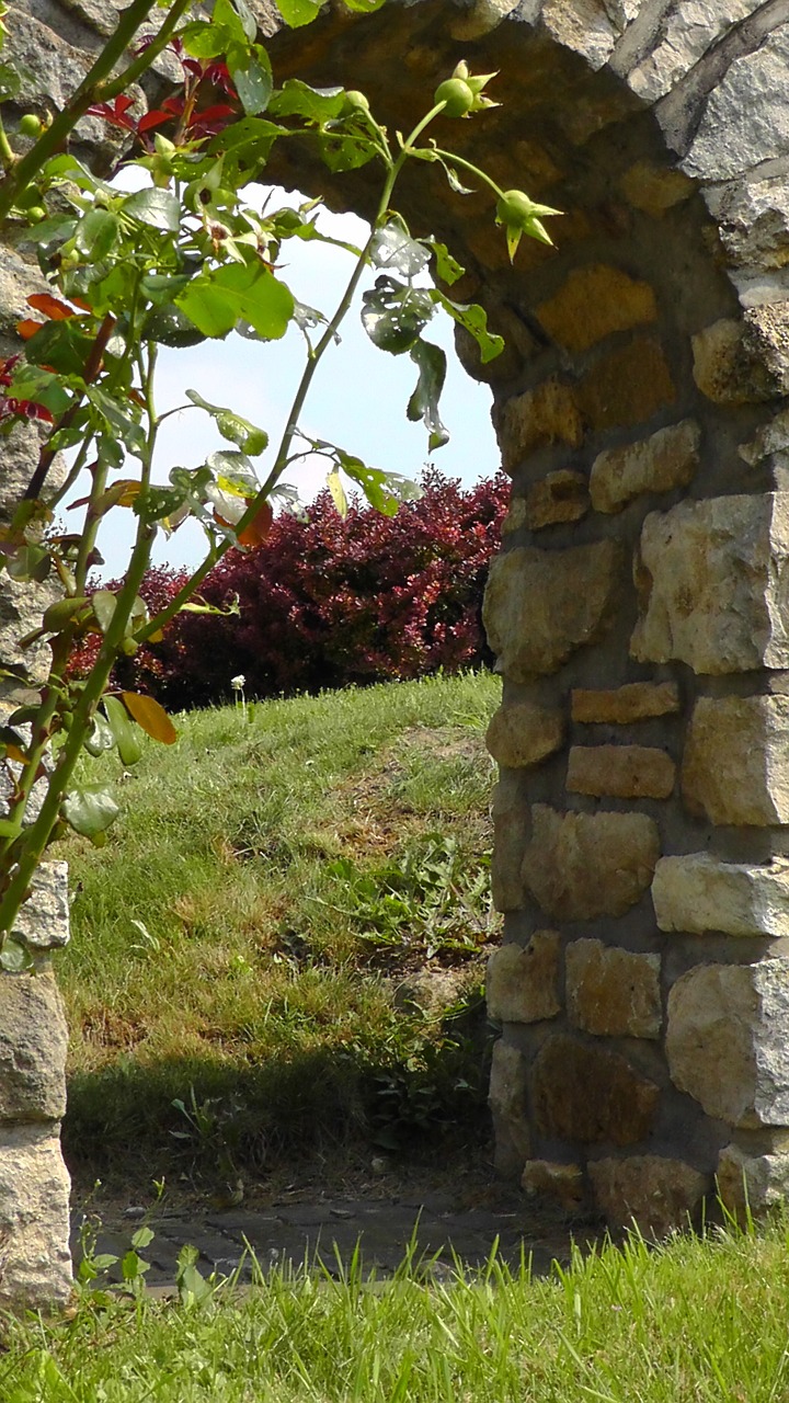 stone gate forward hedge free photo